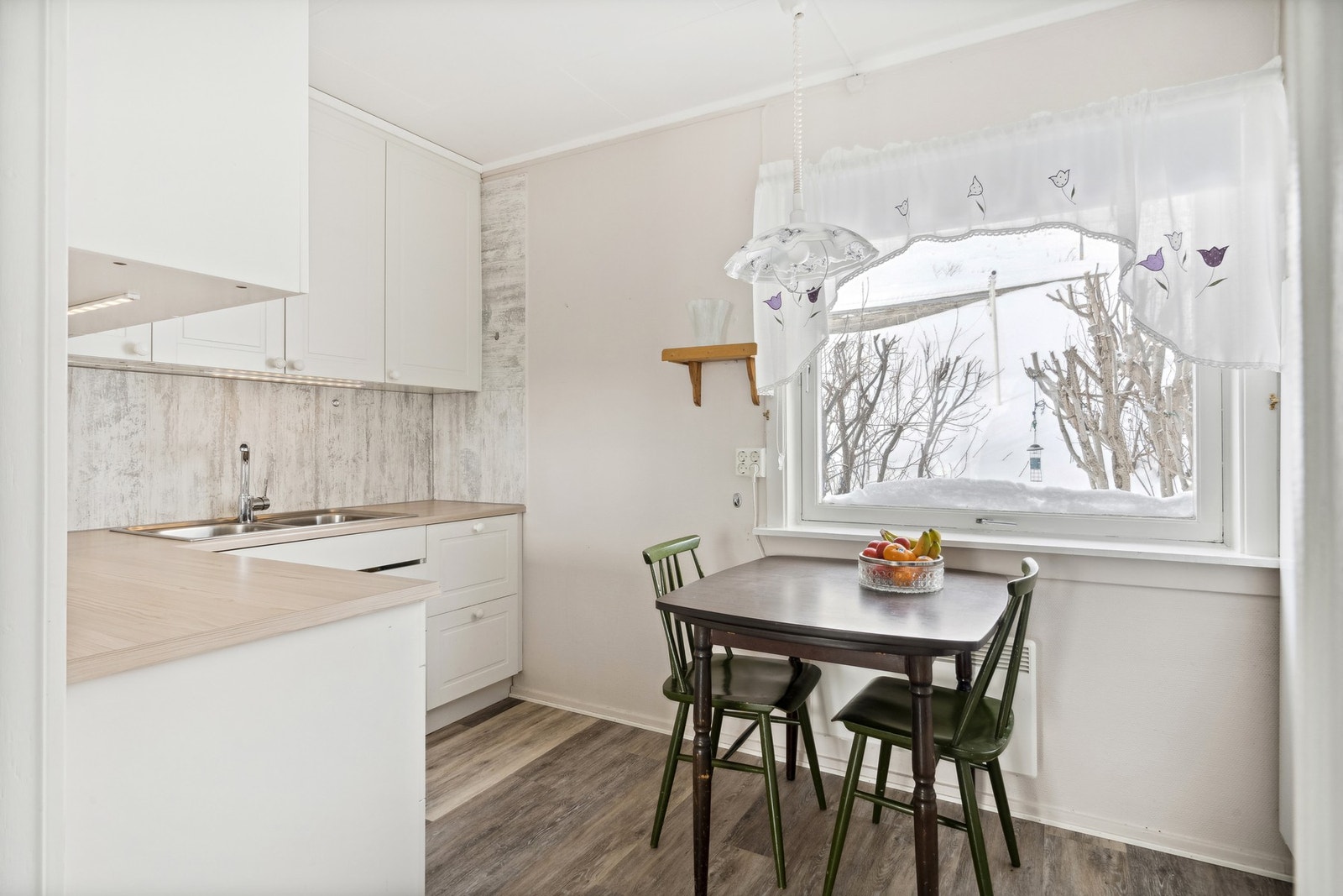 Du får plass til et kjøkkenbord for to/tre på kjøkkenet. Galleribilde