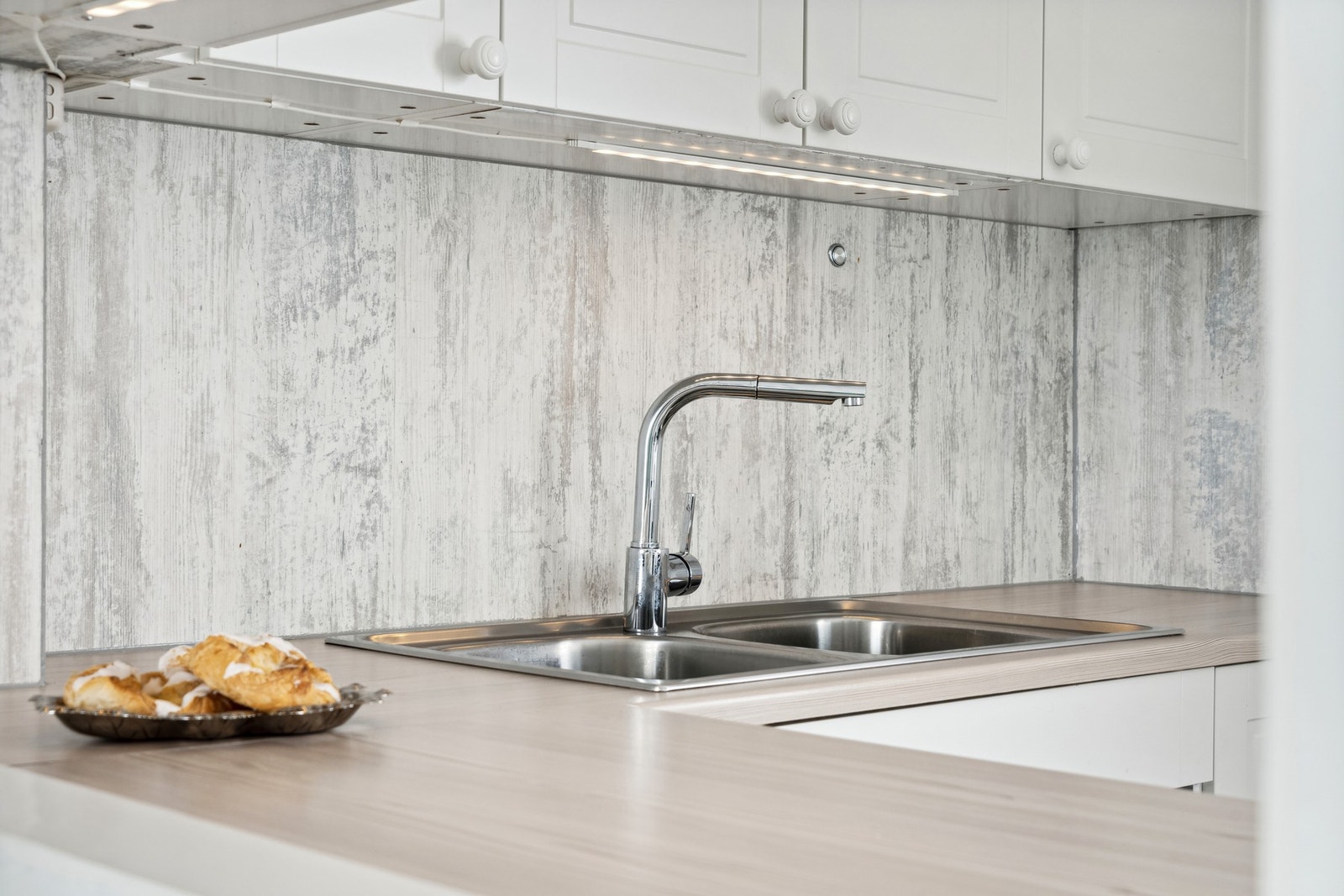 Kjøkkenet er oppgradert i nyere tid og fremstår som lyst og tidløst. Galleribilde