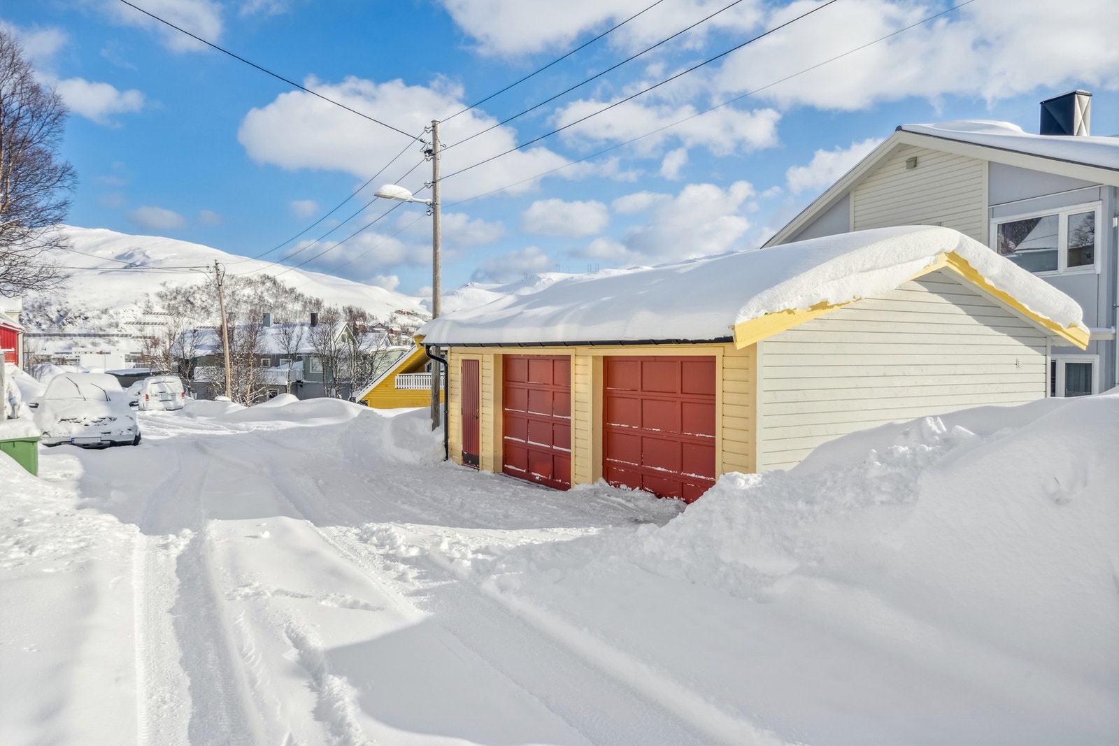 Det medfølger en dobbeltgarasje på ca 43 kvm. Selger mener denne ble bygd ca i 2005. Galleribilde