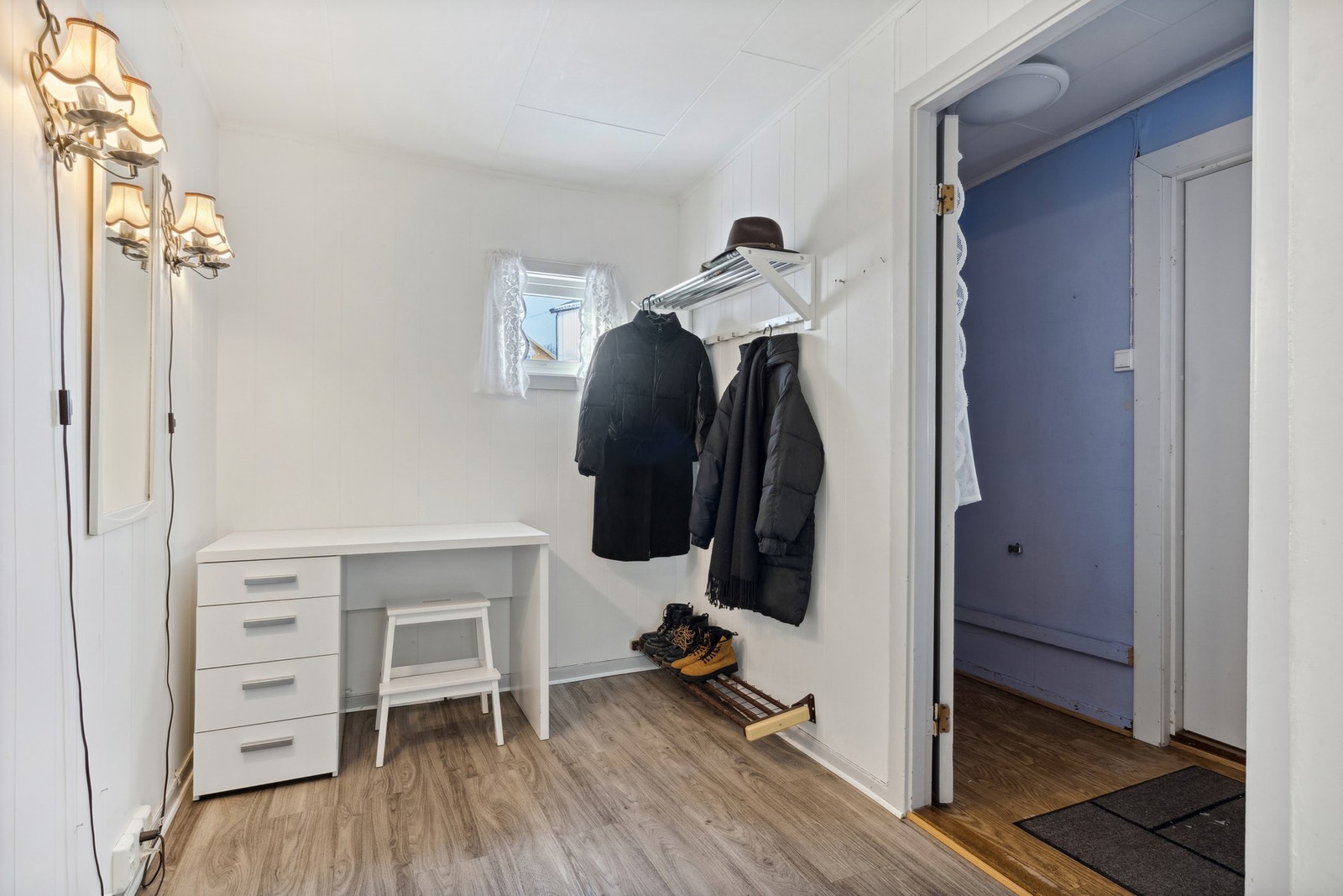 Yttergangen har en åpen garderobeløsning. Den ligger i samme etasje som stue og kjøkken. Galleribilde