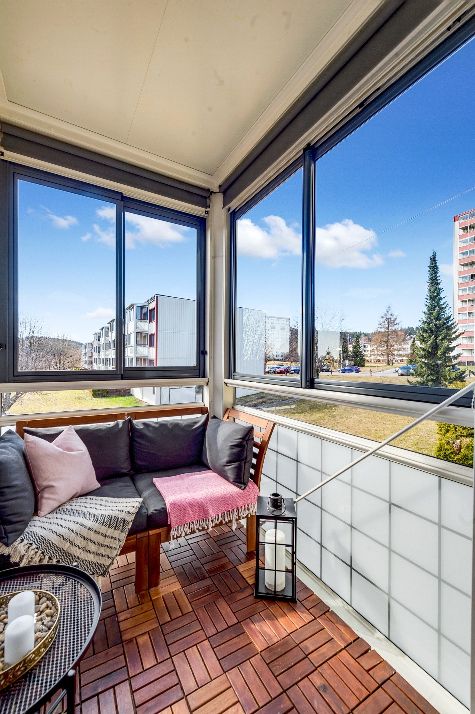 Her er det plass til sittegruppe. Her har man glede av solen fra tidlig ettermiddag til sen kveld på sommerstid. Galleribilde