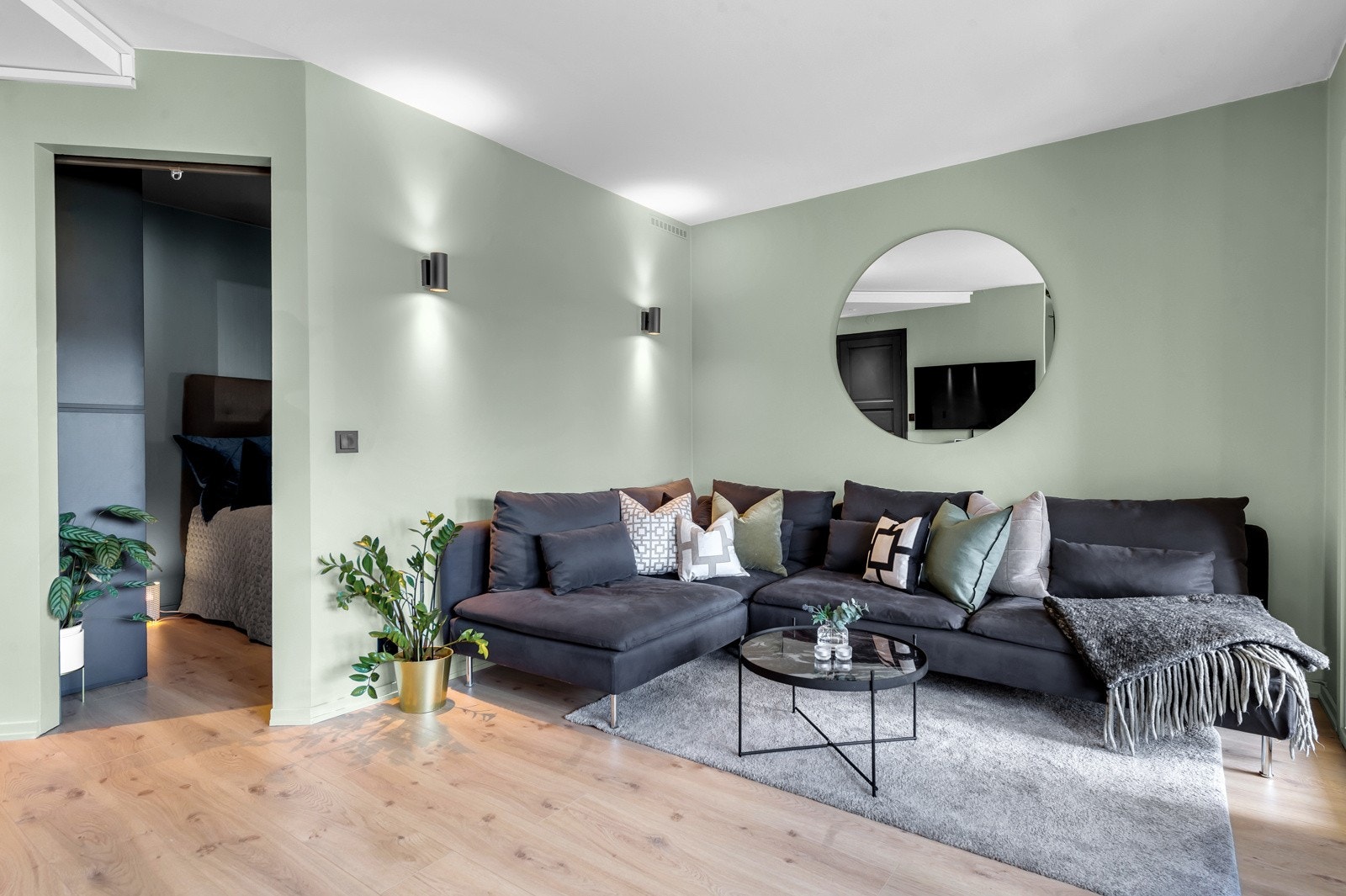 Allrommet har godt plass til ulke soner for både salong og spisebord. Galleribilde