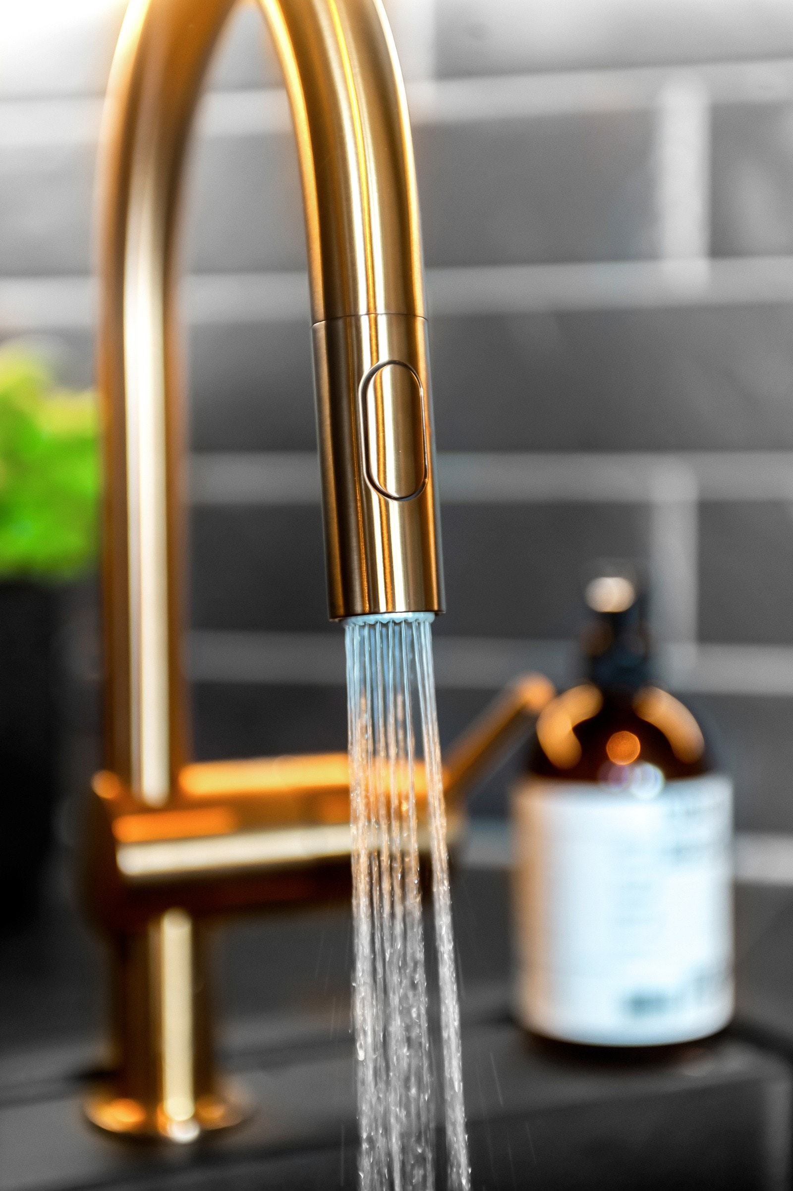 Lekre detaljer i sort og rosegold, malte vinduskarmer og vinskap, er noe som gir boligen særpreg. Galleribilde