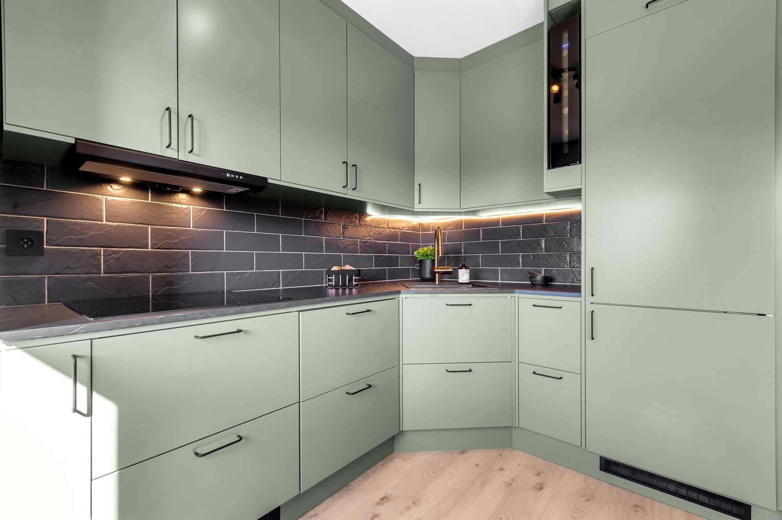 Godt med skap- og benkeplass gir gode oppbevaringsmuligheter og rikelig med arbeidsplass for den kokkeglade. Galleribilde