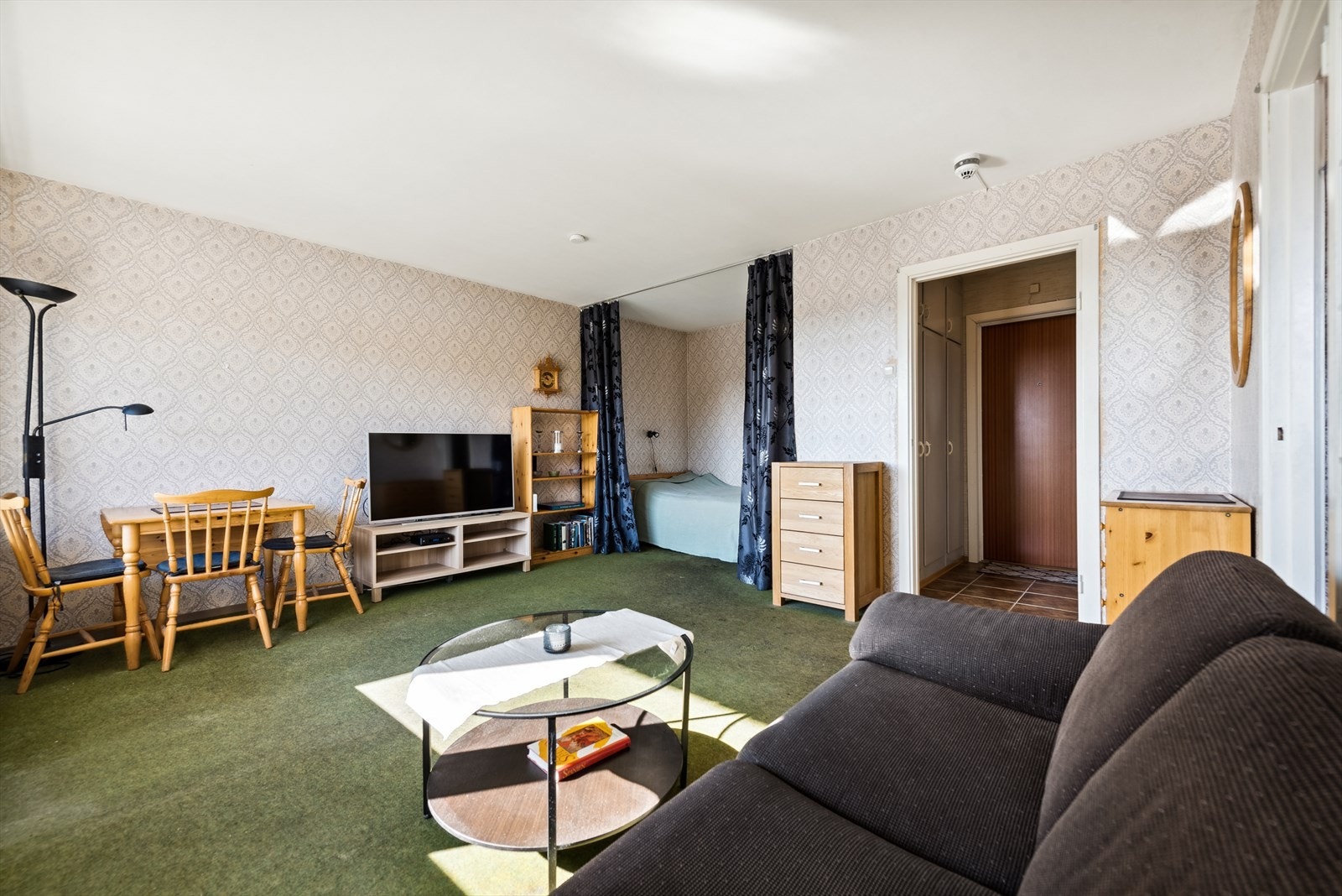 - Stuen har ankomst fra entréen, og har god plass til sofa og TV - Galleribilde