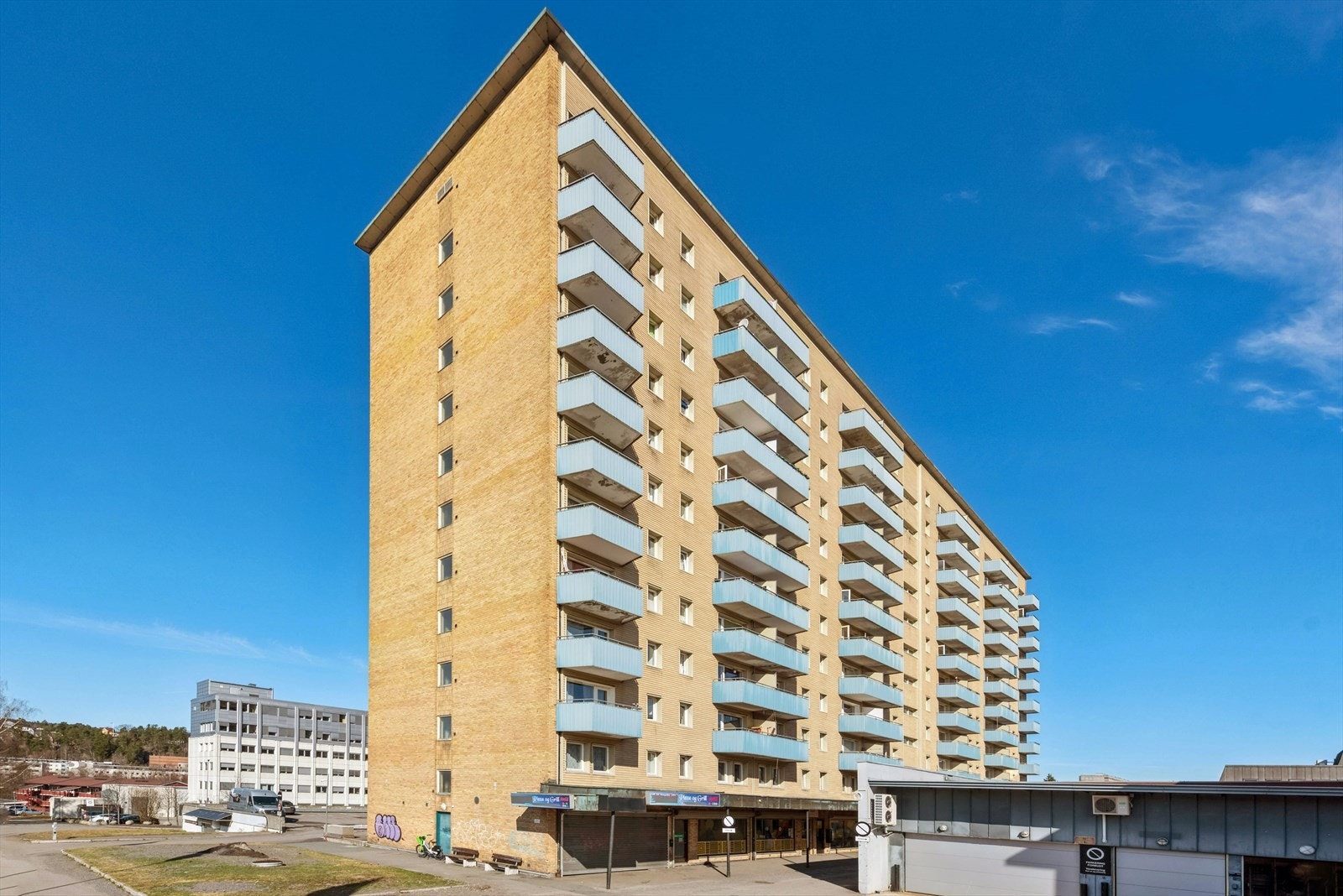- Fasade, her man direkte adkomst til Grorud senter med godt utvalg av butikker - Galleribilde