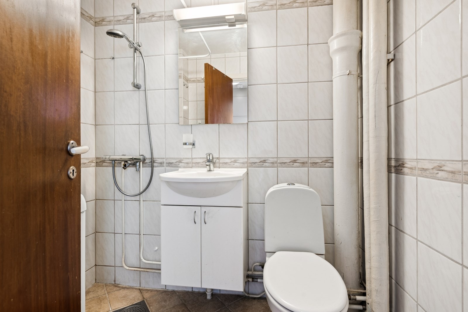 - Lyst flislagt bad med flislagte vegger og gulv samt gulvvarme - Galleribilde