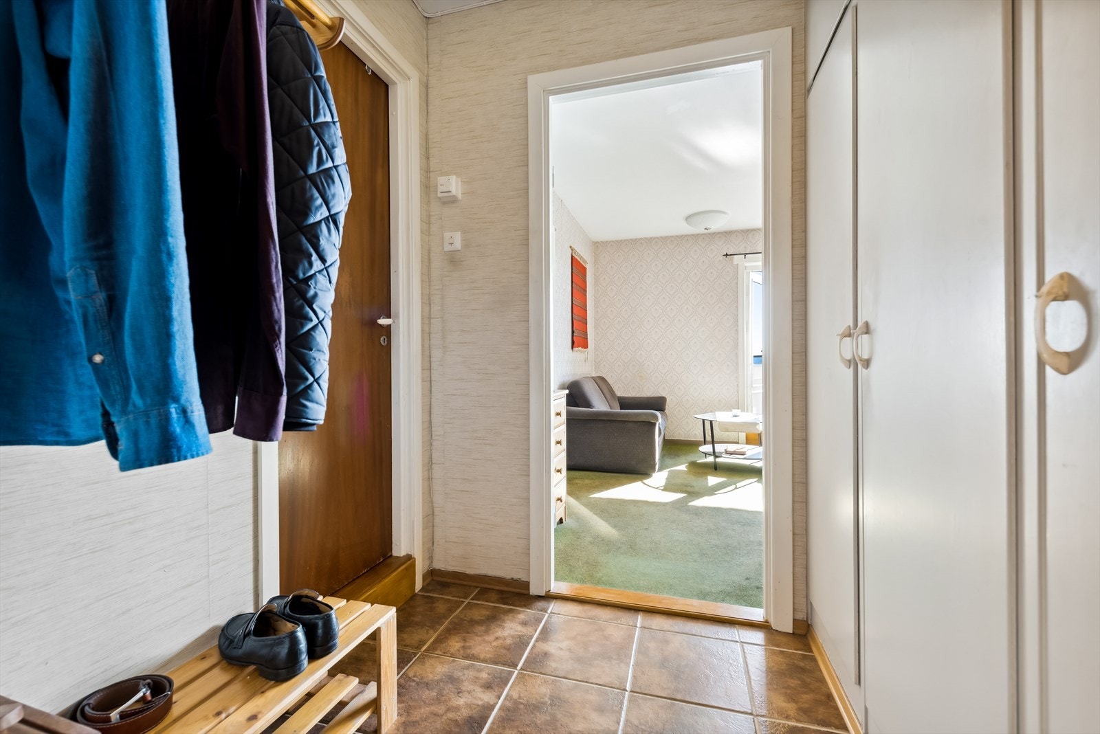 - Entré med godt med oppbevaringsplass i integrert garderobe - Galleribilde