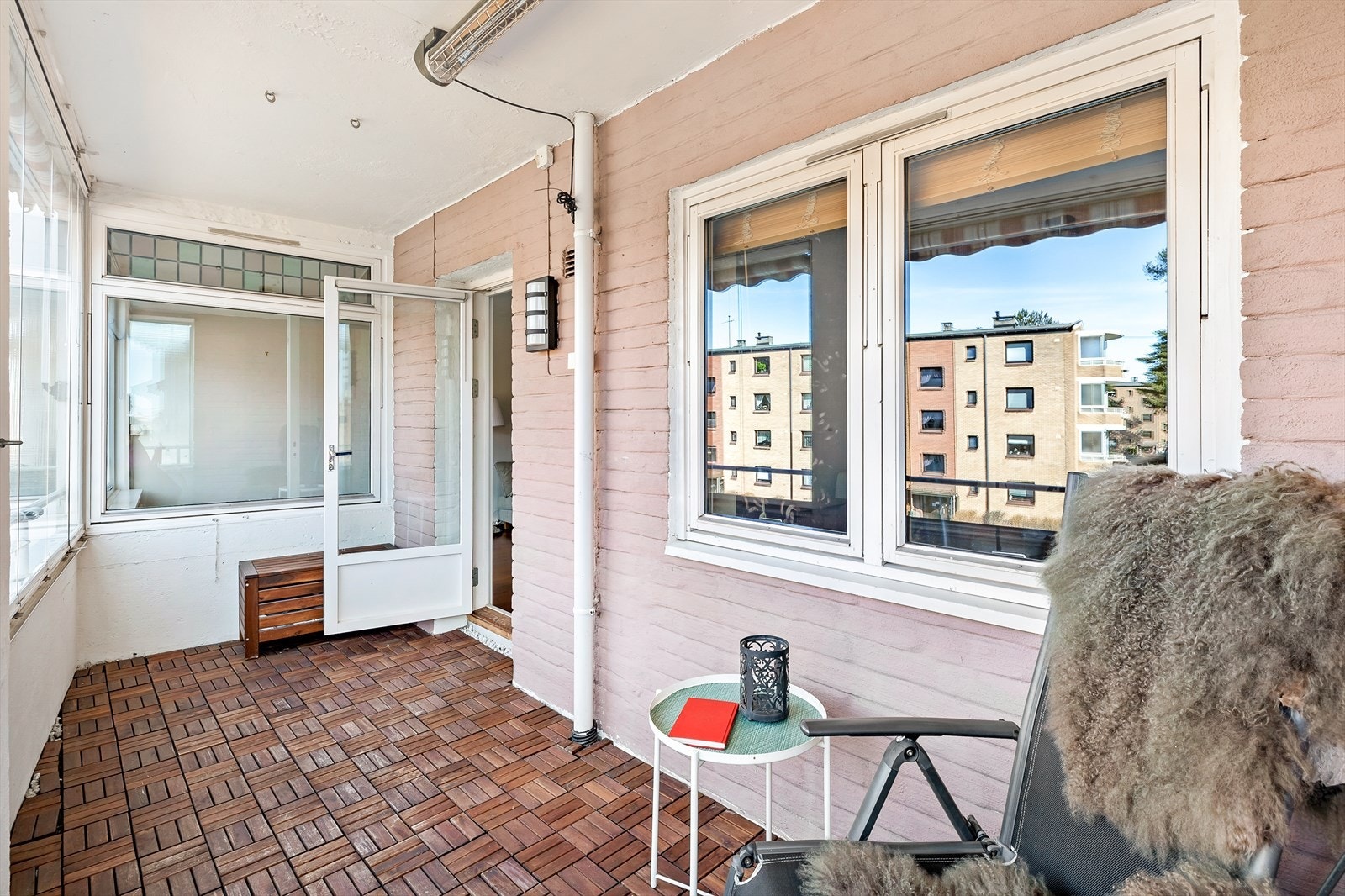 Balkongen er utstyrt med utelys, strømuttak, markise og varmelampe. Galleribilde