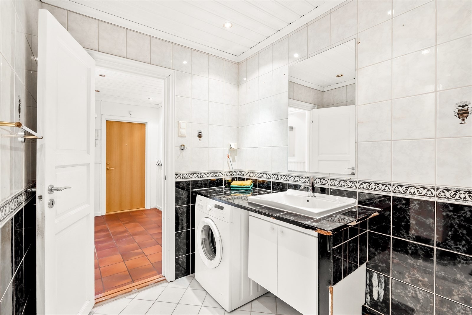 Det er opplegg for vaskemaskin på baderommet. Galleribilde