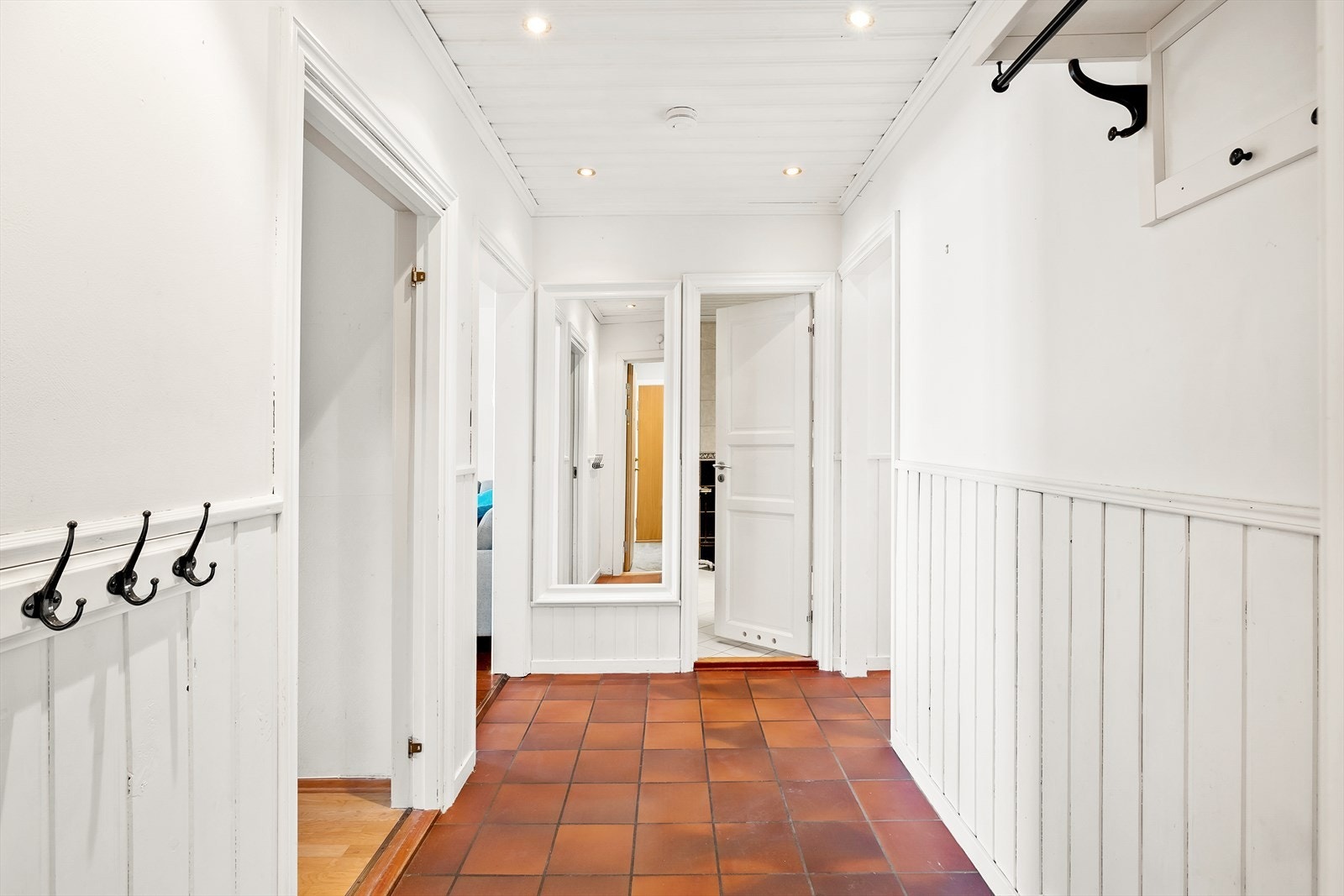 Det er plass for å henge fra seg yttertøy og sette fra seg sko i inngangspartiet. Galleribilde