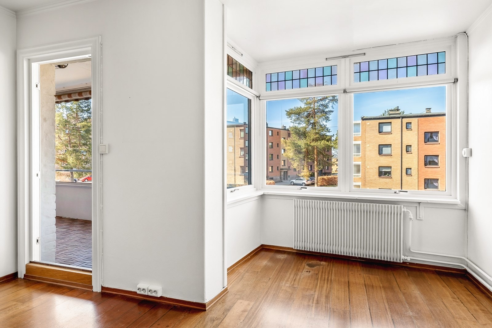 Utgang fra stue til vestvendt innglasset
balkong. Plass for spisestue. Galleribilde