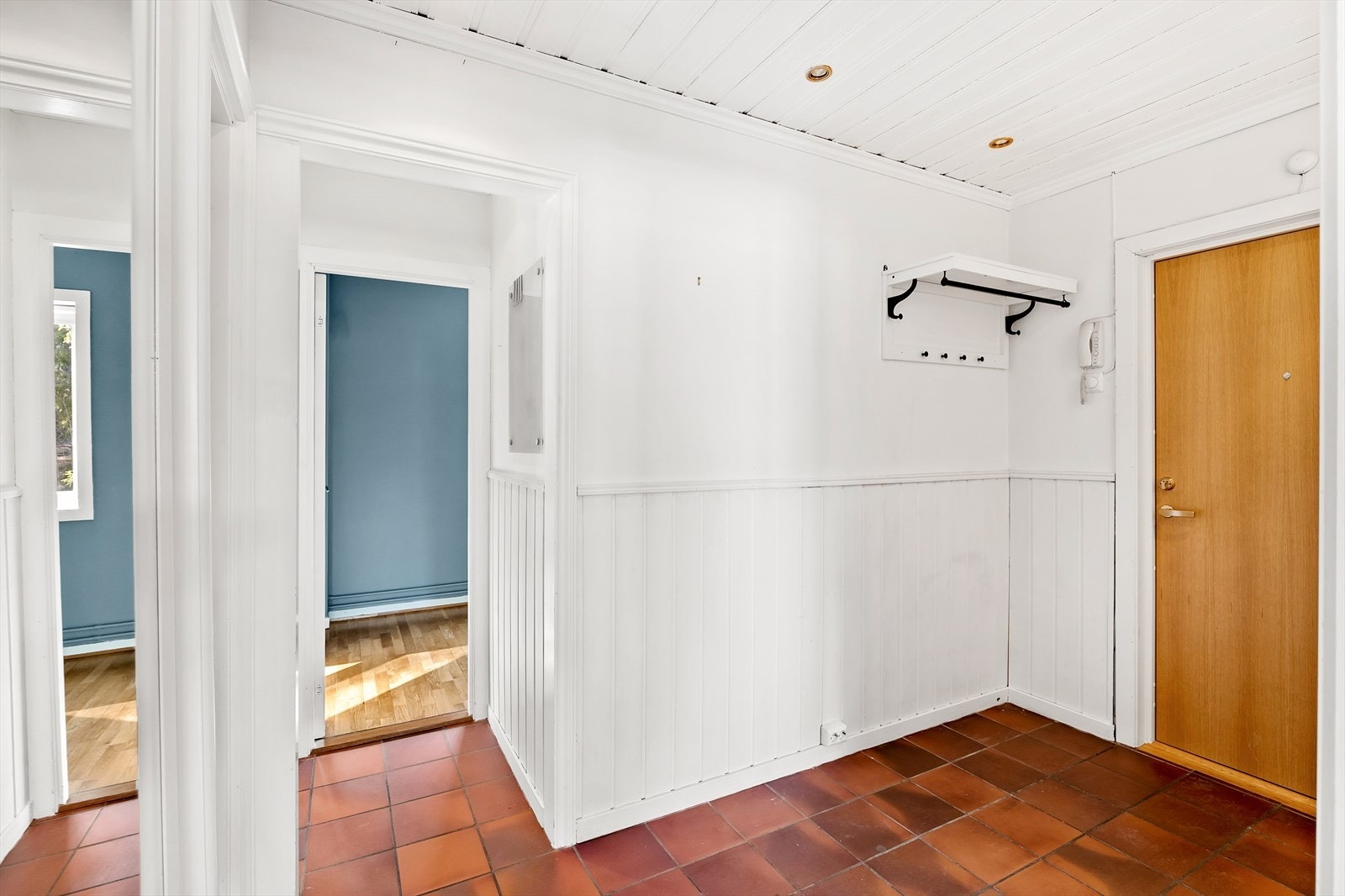 Inngangsparti med døcallinganlegg som enkelt kan slippe inn gjester. Flislagt gulv. Galleribilde