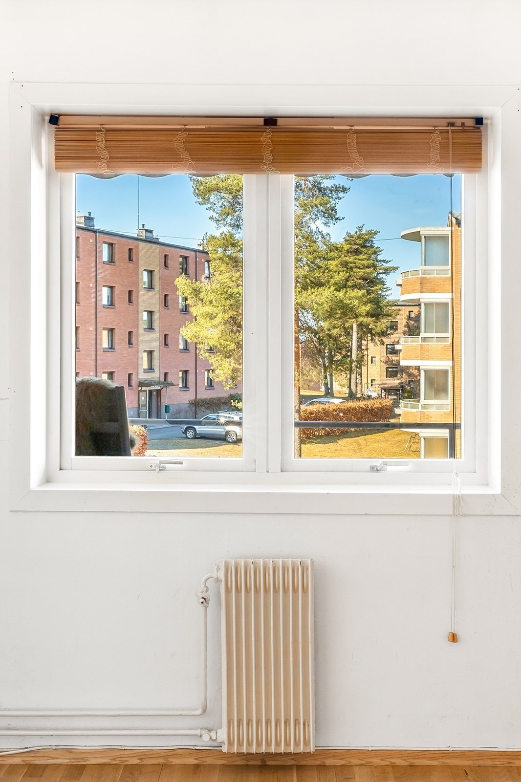 Det ene soverommet vender ut mot de andre blokkene og borettslagets uteområder. Galleribilde