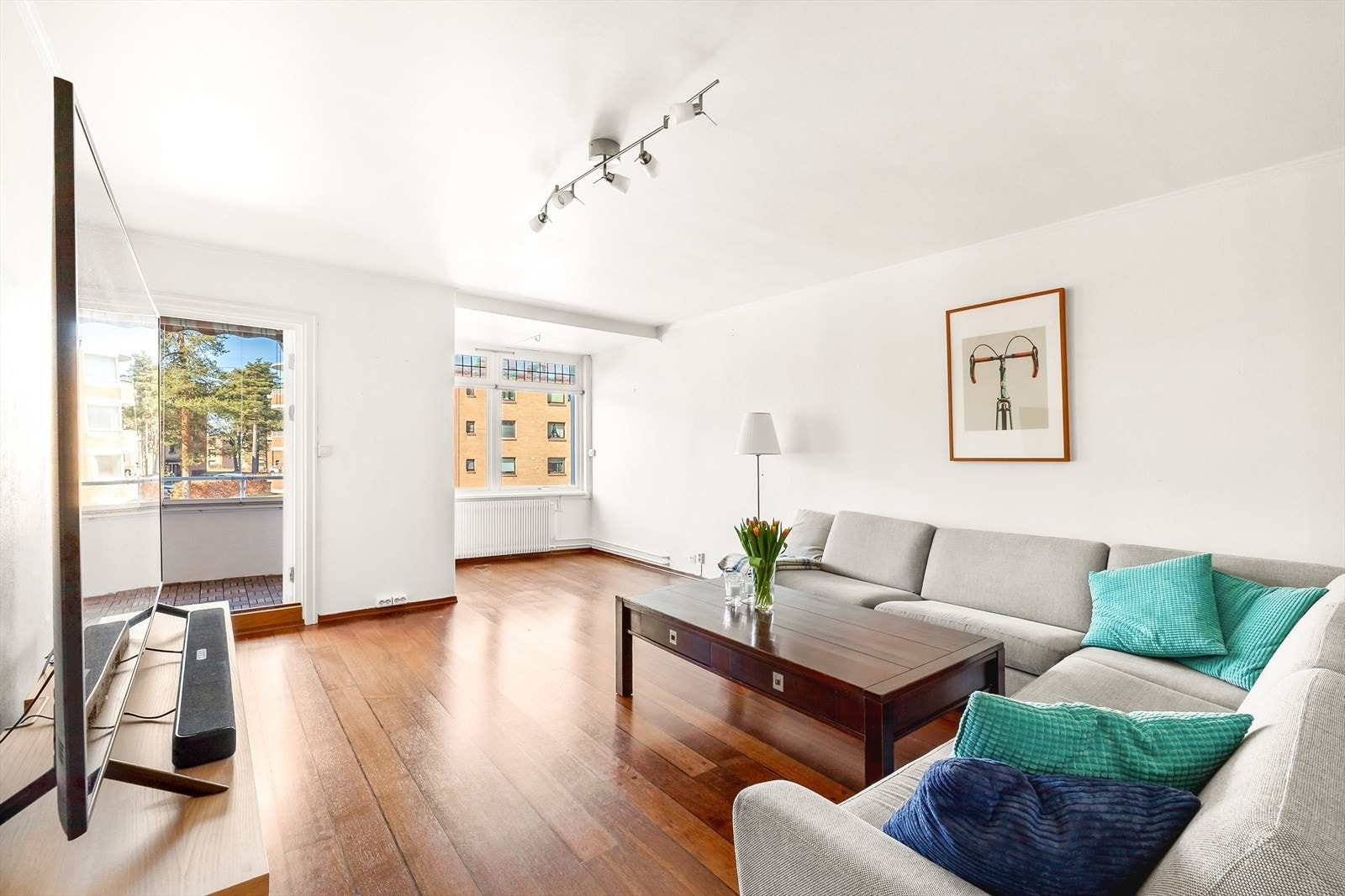 Romslig stue med plass for sofagruppe, stuebord, spisestue og TV-møbler. Galleribilde