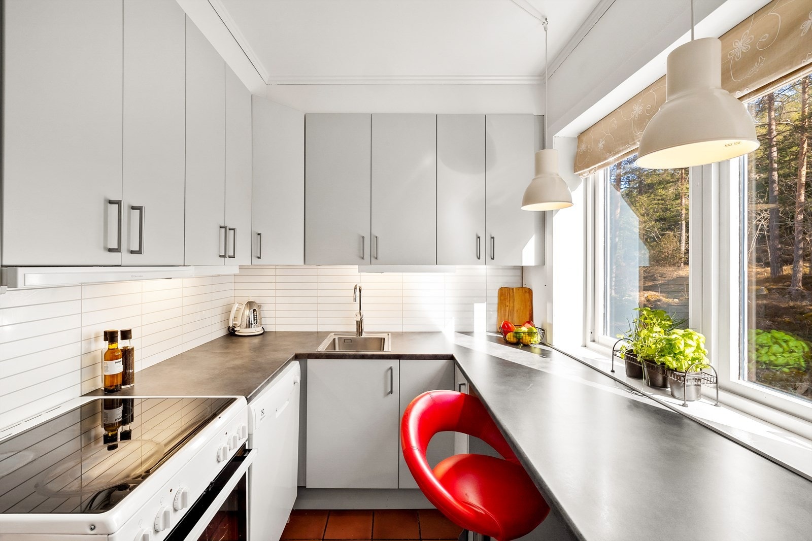 Koselig kjøkken med god skap- og benkeplass. Kjøkkeninnredning bestående av frittstående hvitevarer som komfyr, oppvaskmaskin og kjøl/-fryseskap. Galleribilde