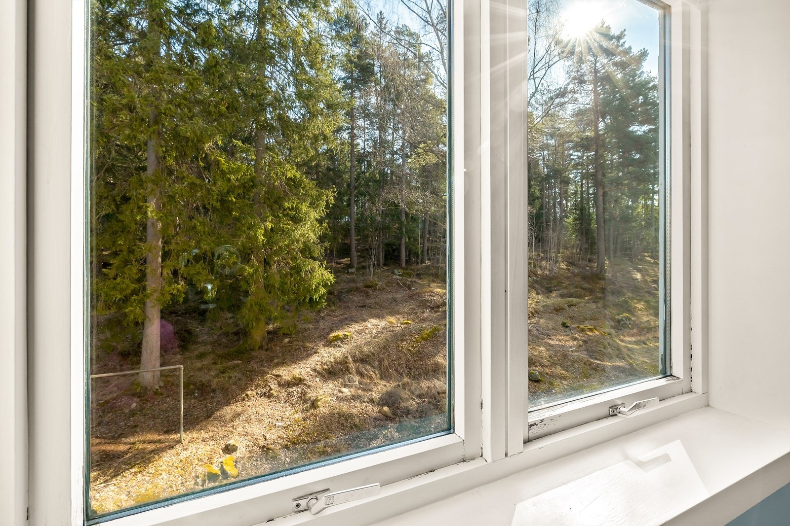 Soverommet vender ut mot skogsområde. Galleribilde