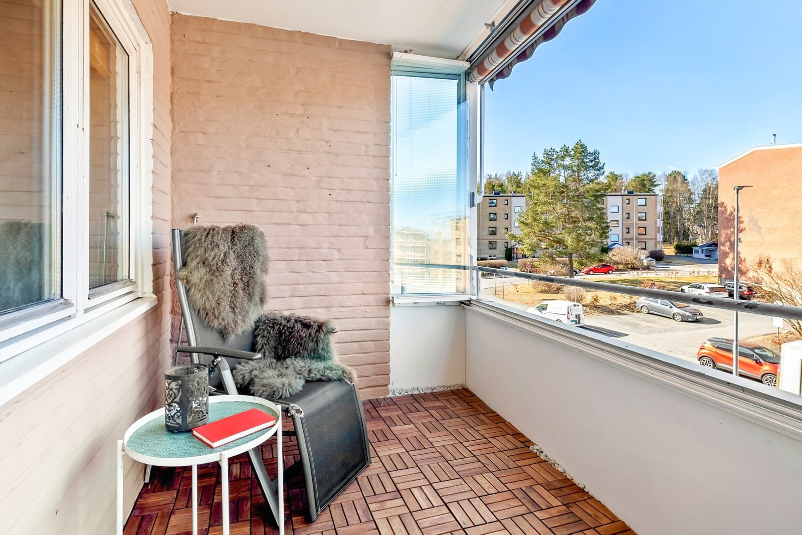 Fra balkongen har man utsikt over nærområdet. Galleribilde