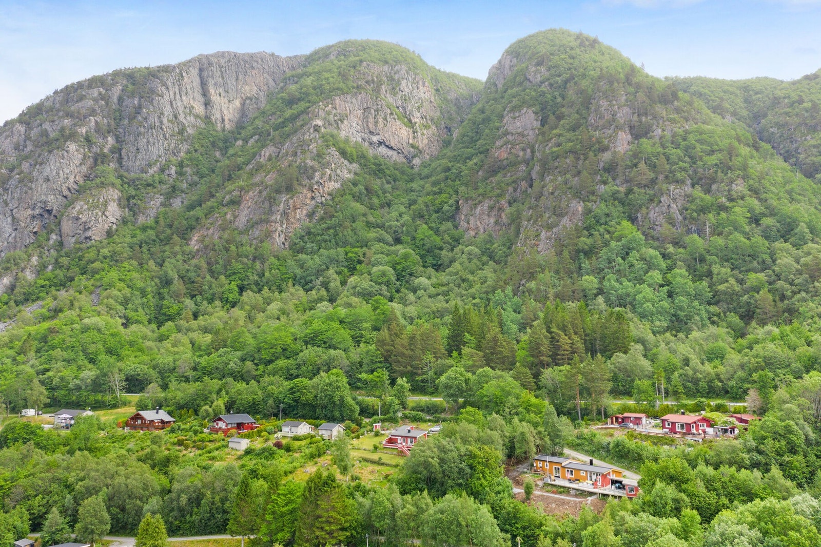 Flott hyttetomt i etablert hytteområde Galleribilde