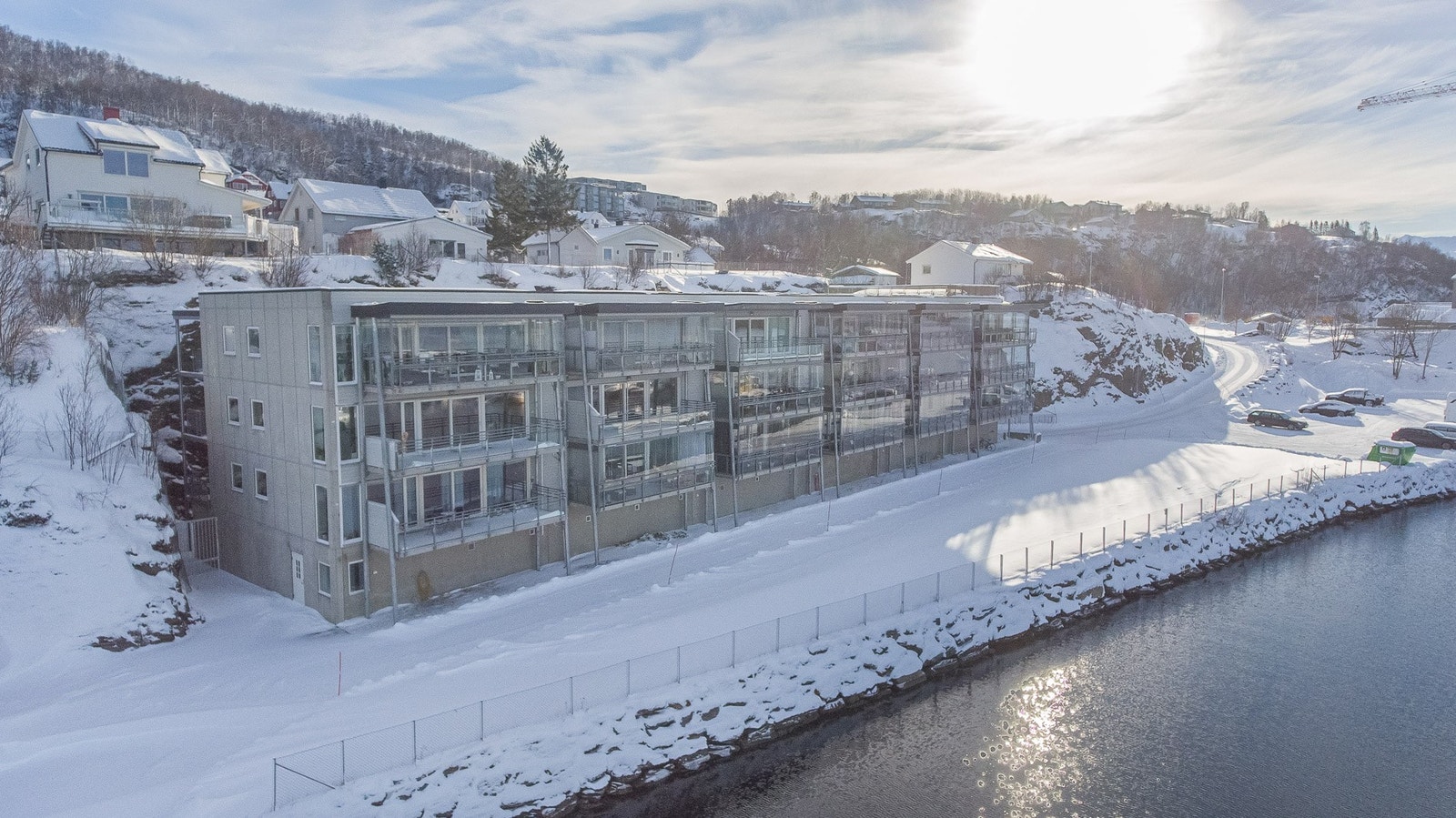 Bygget har fin plassering helt nede ved vannkanten. Galleribilde