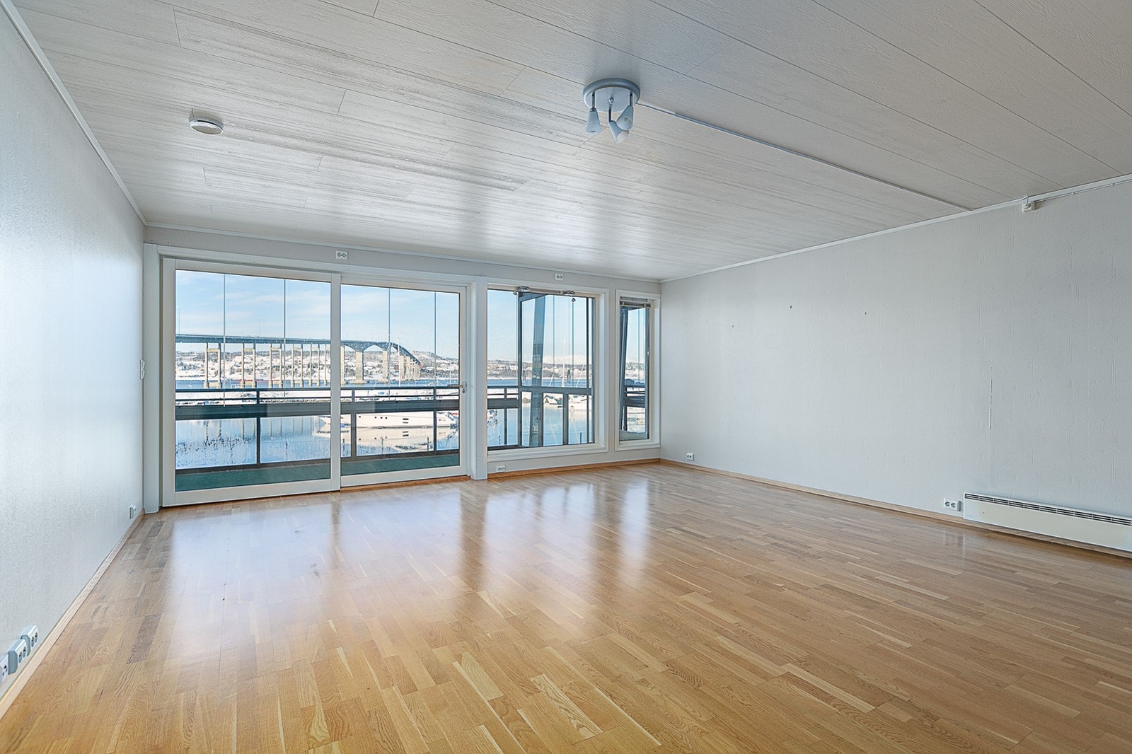 God plass til møblering av både spisegruppe og sofagruppe. Galleribilde