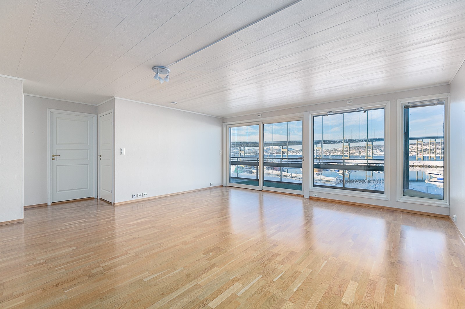 Leiligheten har gjennomgående lyse overflater, og er tilkoblet felles brannvarslingssystem og balansert ventilasjonsanlegg. Galleribilde