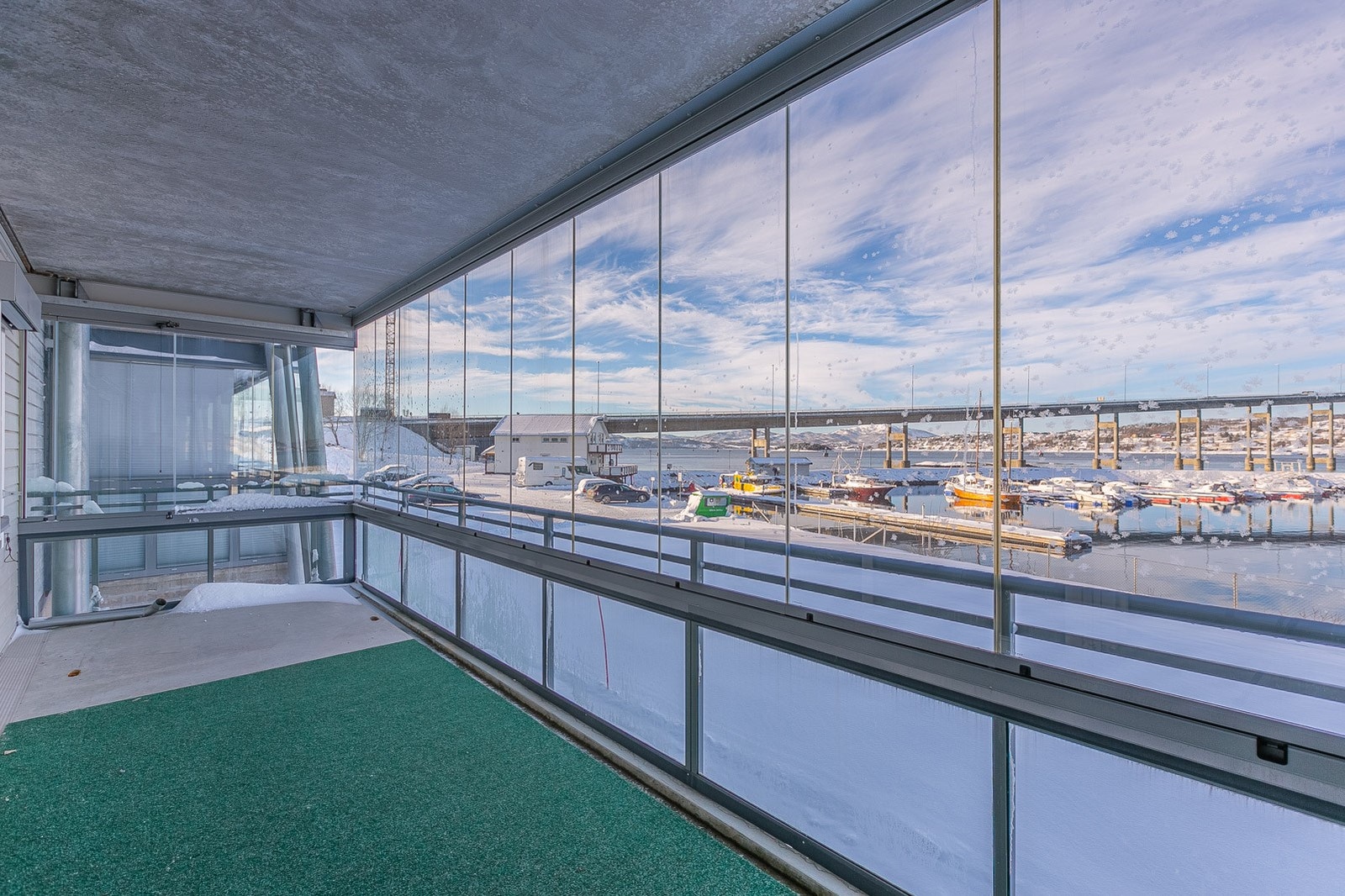 Fantastisk utsikt fra innglasset veranda. Galleribilde