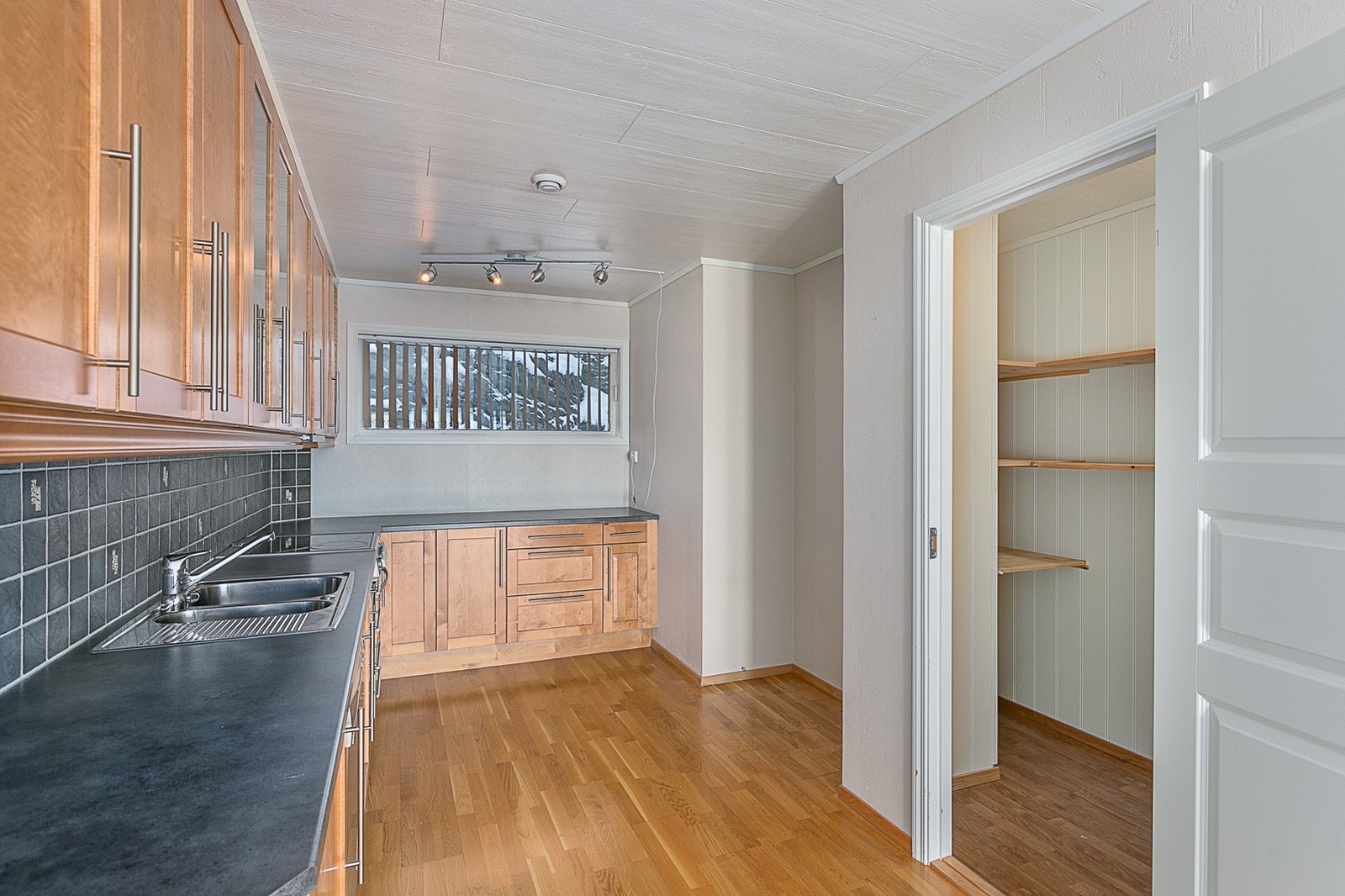 Stor matbod i tilknytning til kjøkkenet. Galleribilde