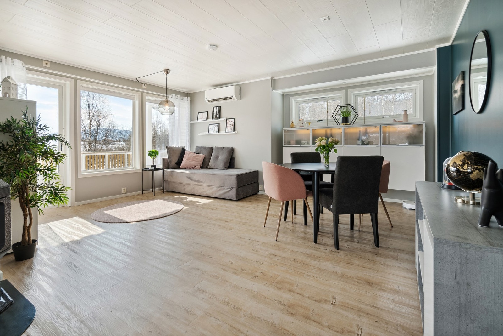 Videre inn så kommer man til denne flotte og lyse stua som er oppdelt i flere soner. Galleribilde