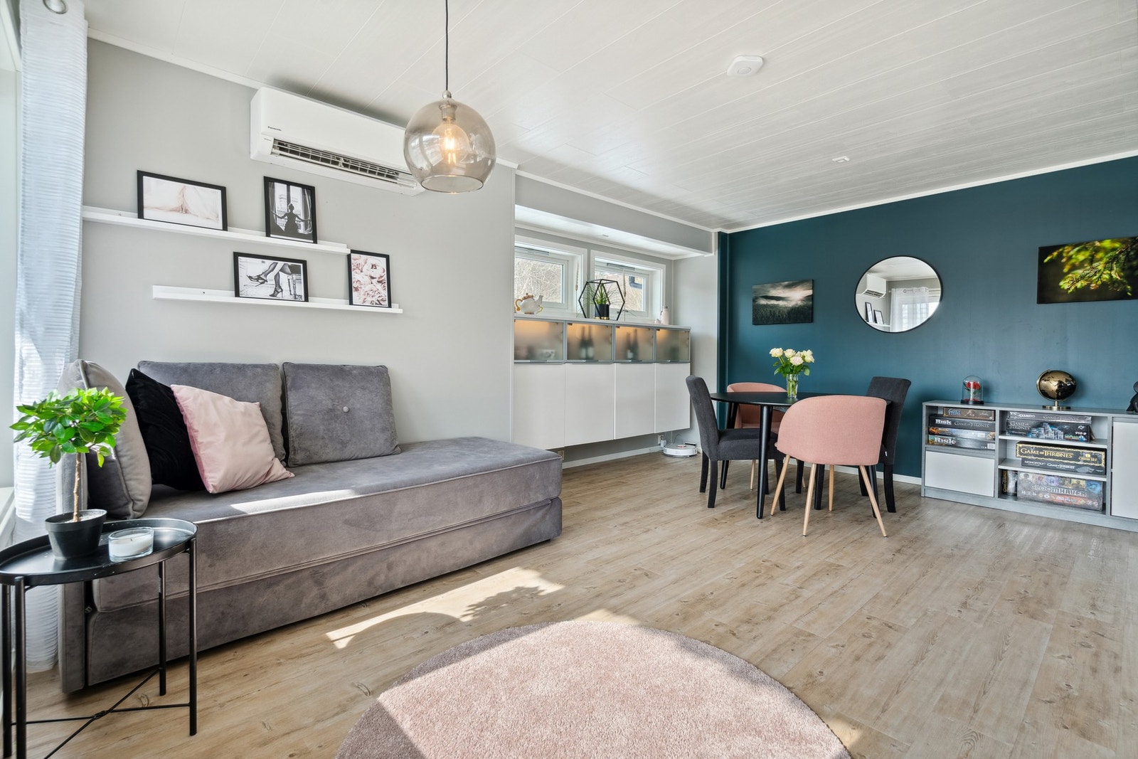 Boligen blir oppvarmet med varmepumpe, vedfyring, varmekabler på begge bad og varmefolie i gang. Galleribilde