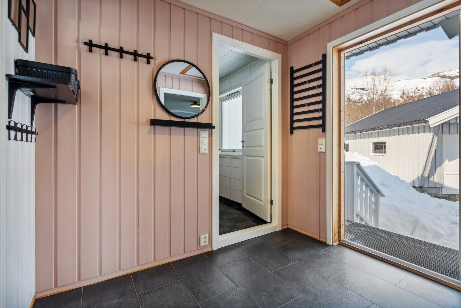 Velkommen inn! Her har du en romslig hall med varmefolie i gulvet og god plass til klær og utstyr. Galleribilde
