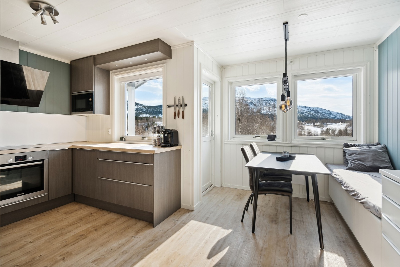 Fra stua kommer du inn til et flott kjøkken, med egen utgang til en av terrassene. Galleribilde