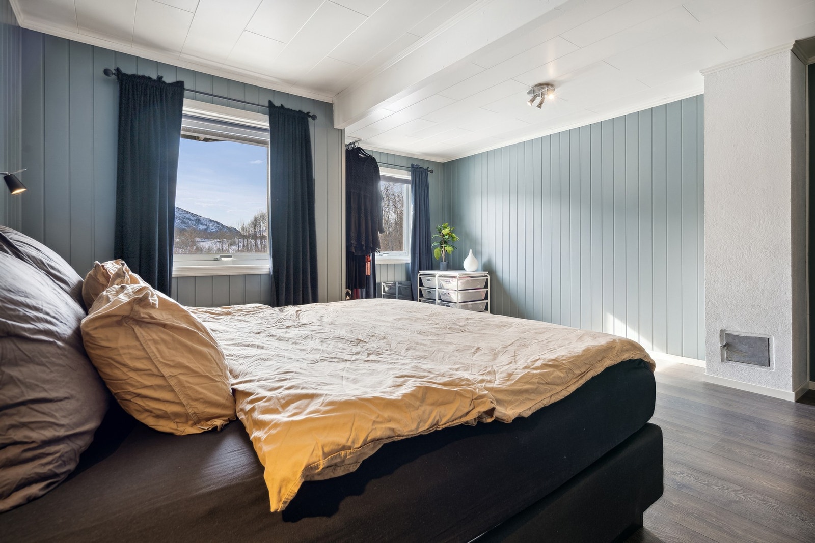 Boligens største soverom ligger i underetasjen. Galleribilde