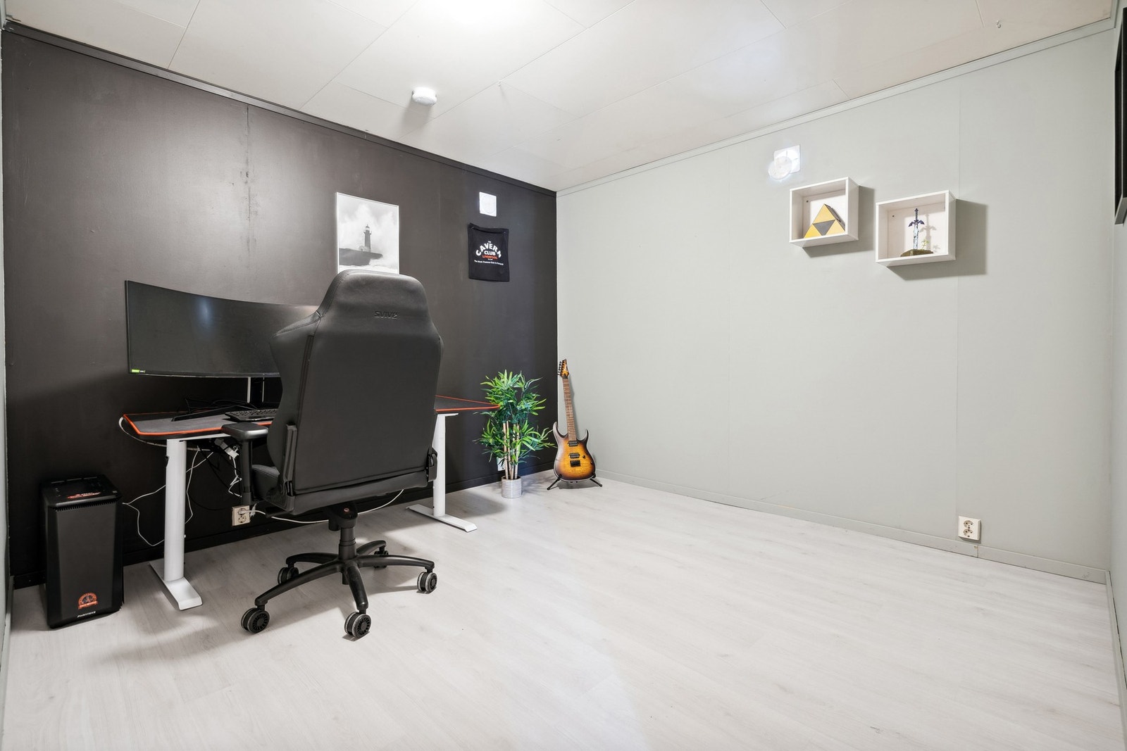Dette brukes som kontor av nåværende eiere. Her er det også god lagringsplass for de som har behov for det. Galleribilde