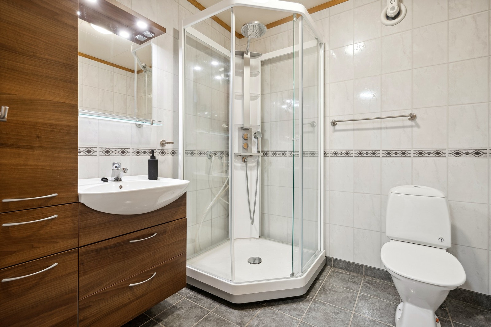 Badet i sokkelen har også flislagt gulv med varmekabler. Galleribilde