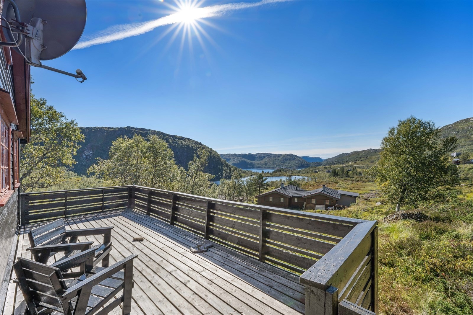 Nydelige solforhold på terrassen med utsikt mot Stordalsvatnet. Galleribilde