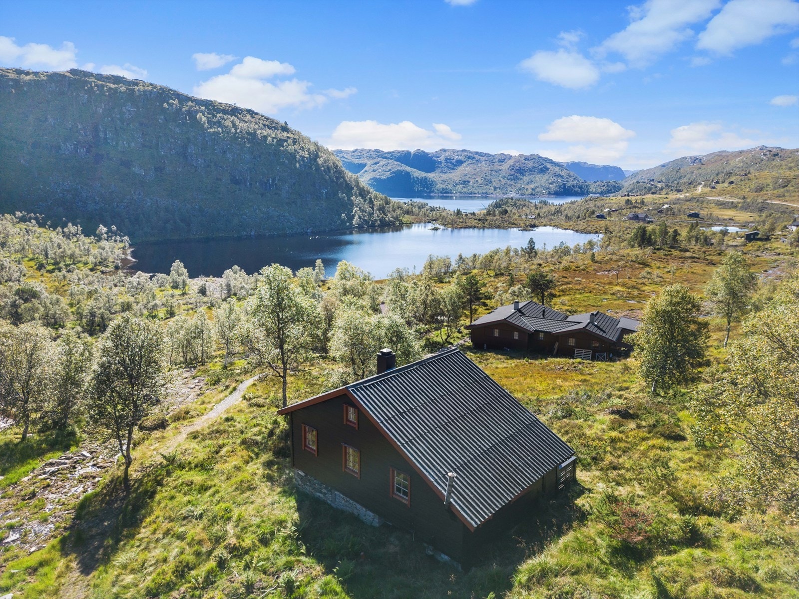 Velkommen til solfylte Stordalen! Nydelig utsikt over nærområder og Stordalsvatnet, Blyfjellvatnet og omkringliggende fjell. Galleribilde