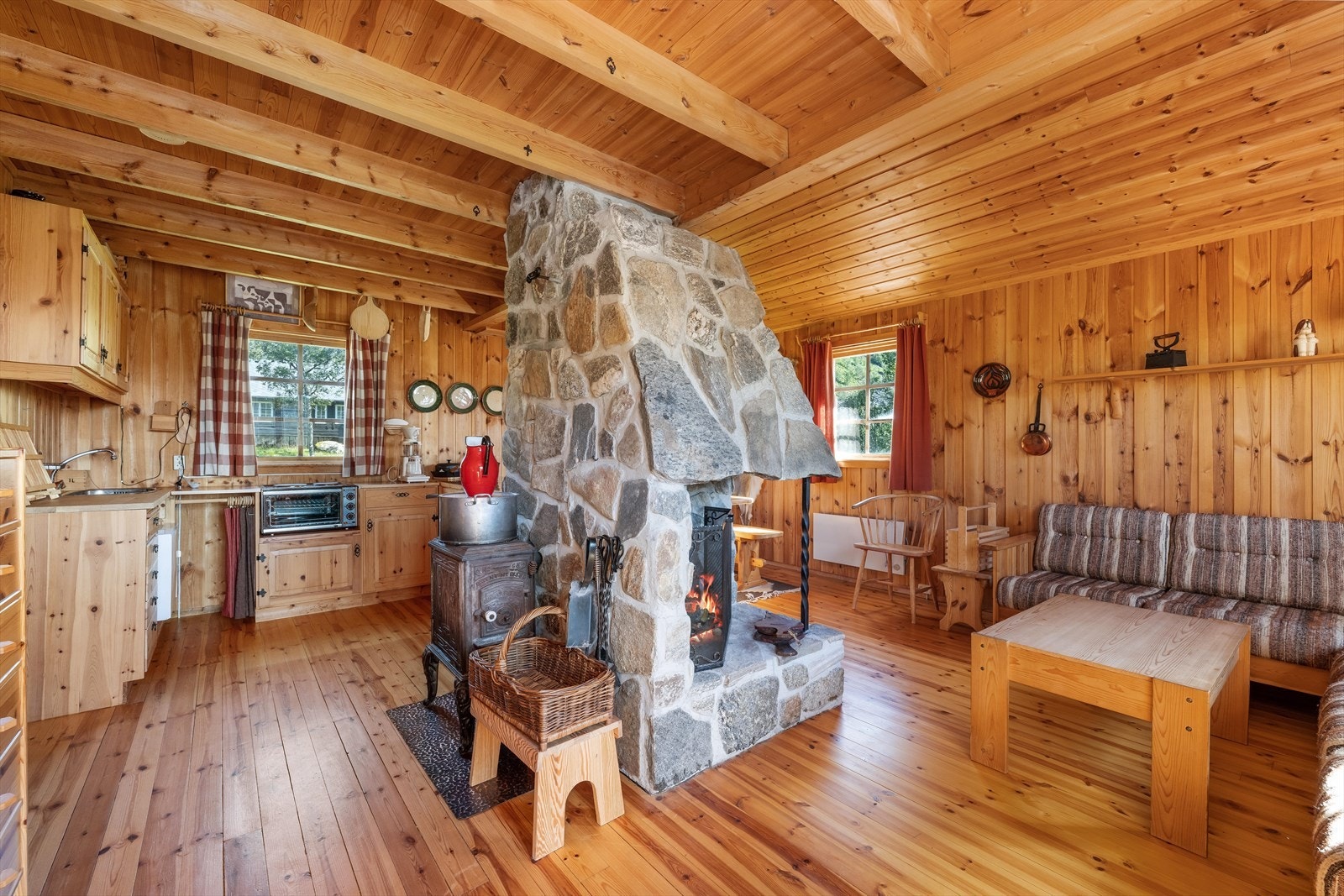 Med den åpne planløsningen i stue/kjøkken får man en veldig behagelig og koselig romfølelse med åpen peis som romdeler. Galleribilde