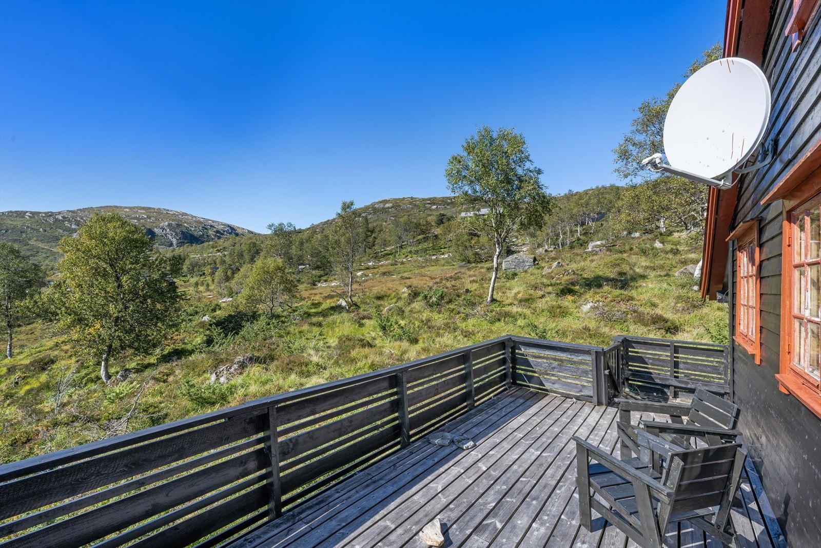 Nydelig Terrasse med utsikt over fjell og natur. Hytten ligger meget fint i terrenget som gir en nydelig utsikt. Montert parabol. Galleribilde