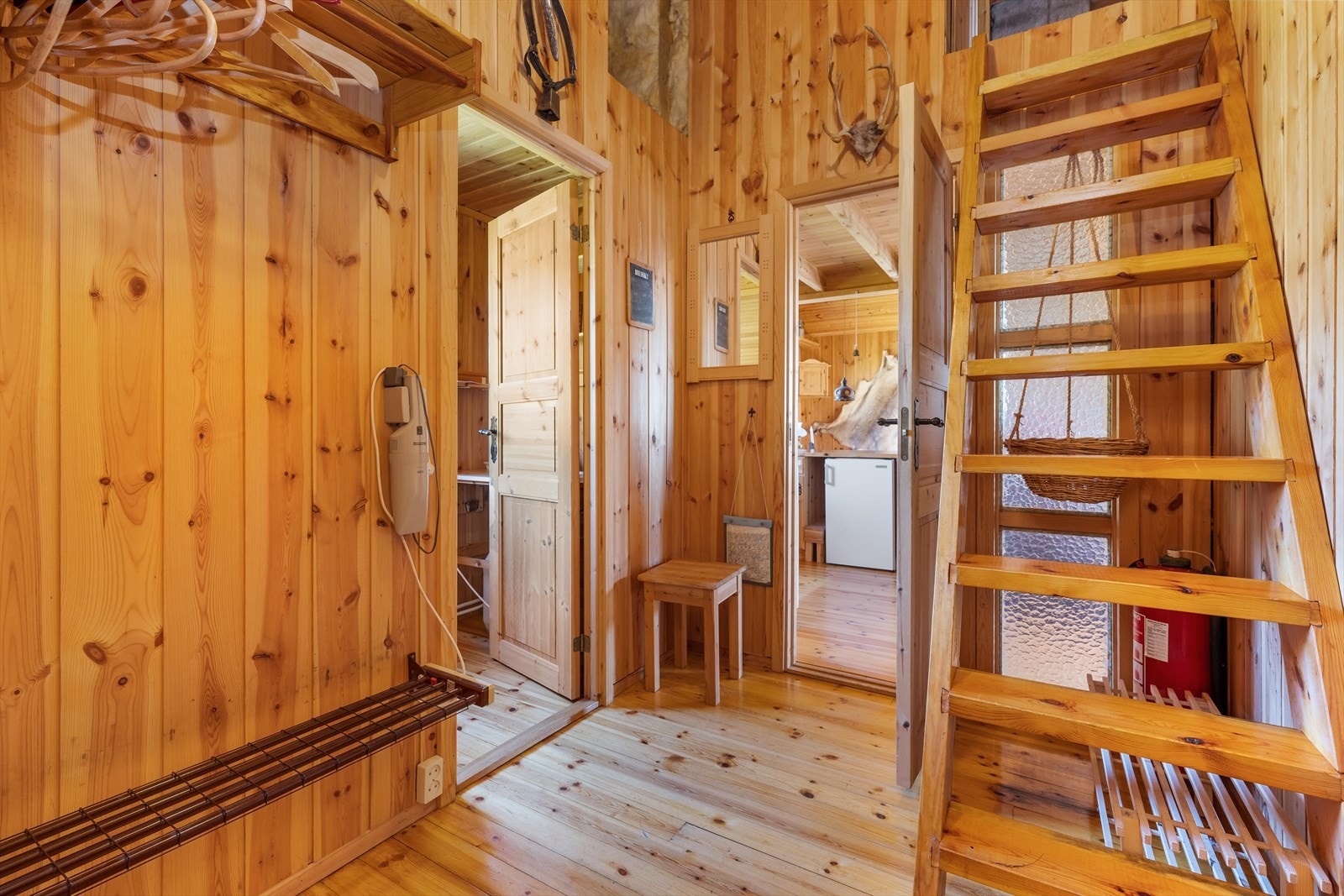 Romslig gang med inngang til rom med vask og stue. Galleribilde