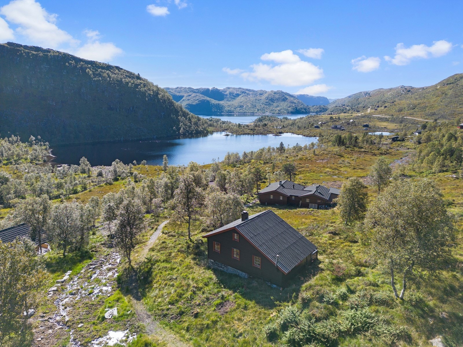 Fasade og overblikk over nærområdet. God avstand til hyttenaboer. Naturvakre omgivelser. Galleribilde