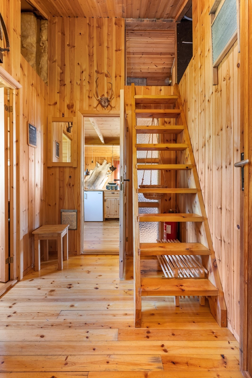 Gang med trapp opp til hems. Meget praktisk tillaget hvor man tar lite av rommet. Lagring i knevegg på siden. Galleribilde