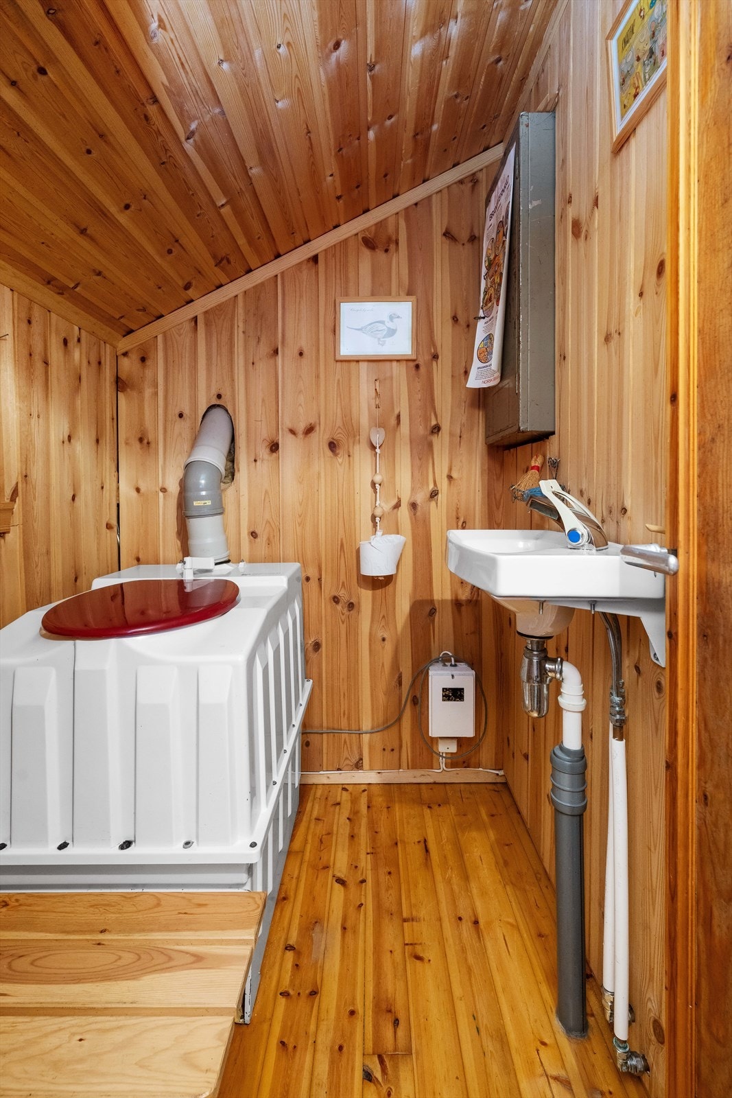 WC rom med biotoalett og vask. Inngang fra entré. Galleribilde