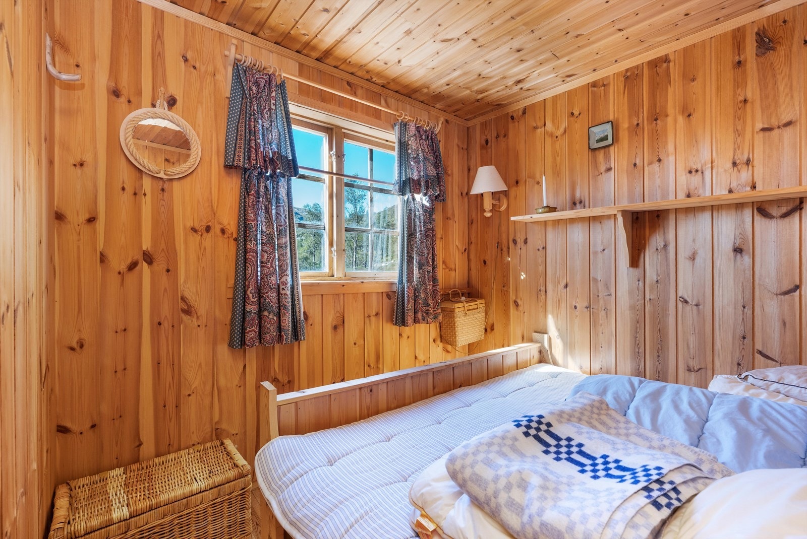 Soverom 1 har plass til en dobbeltseng og ligger i hyttens 1.etg. Galleribilde