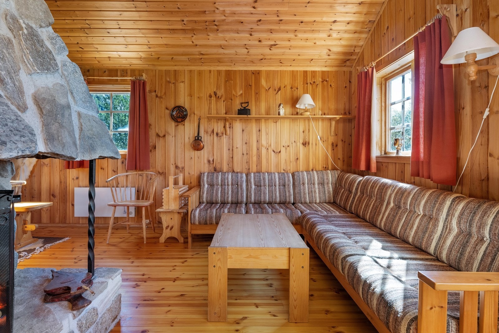 Stor og romslig stue med god plass til stor sofa for hele familien. Galleribilde