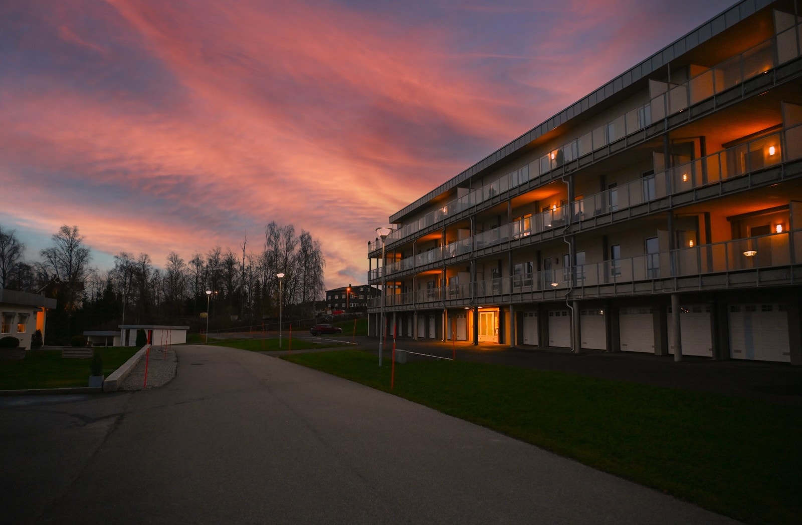 Det er heis til etasjeplan og trinnfri adkomst til inngangsplan. Bygget er meget energieffektivt (grønn A). Galleribilde