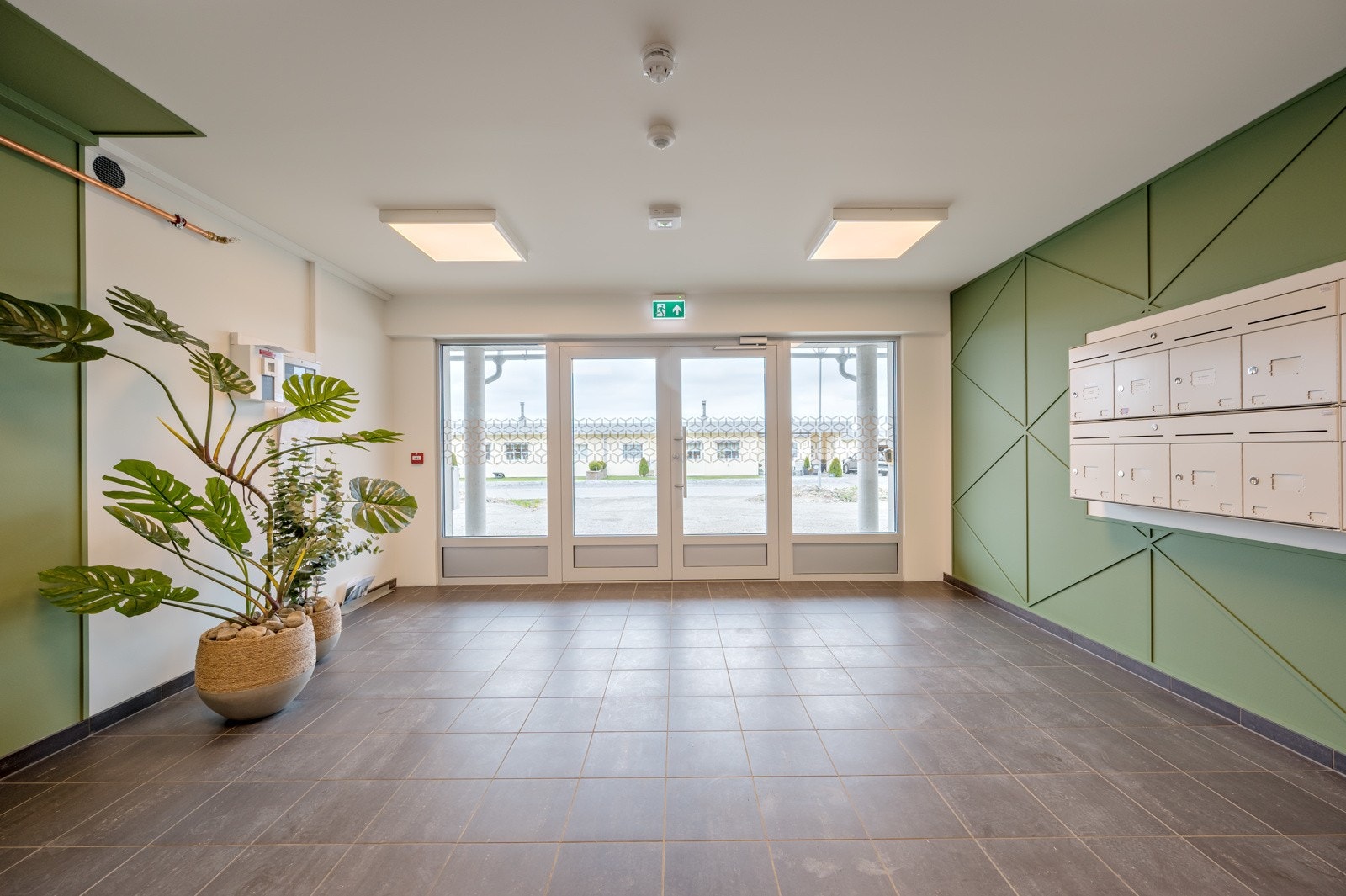 Leiligheten har inngang via felles oppgang, og det er heis og trapp til etasjene. Galleribilde