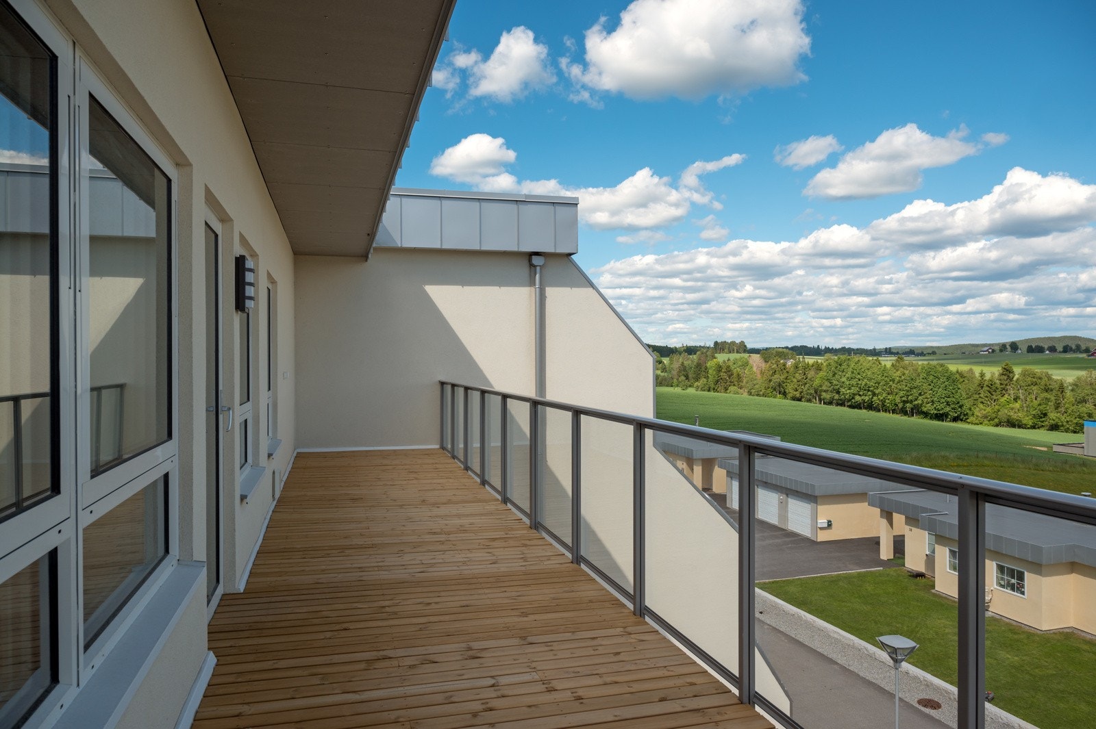 Balkongen med utgang fra stuesiden er den største og og har idyllisk utsyn mot skole, kirke, friområder og det flotte idrettsanlegget. Galleribilde
