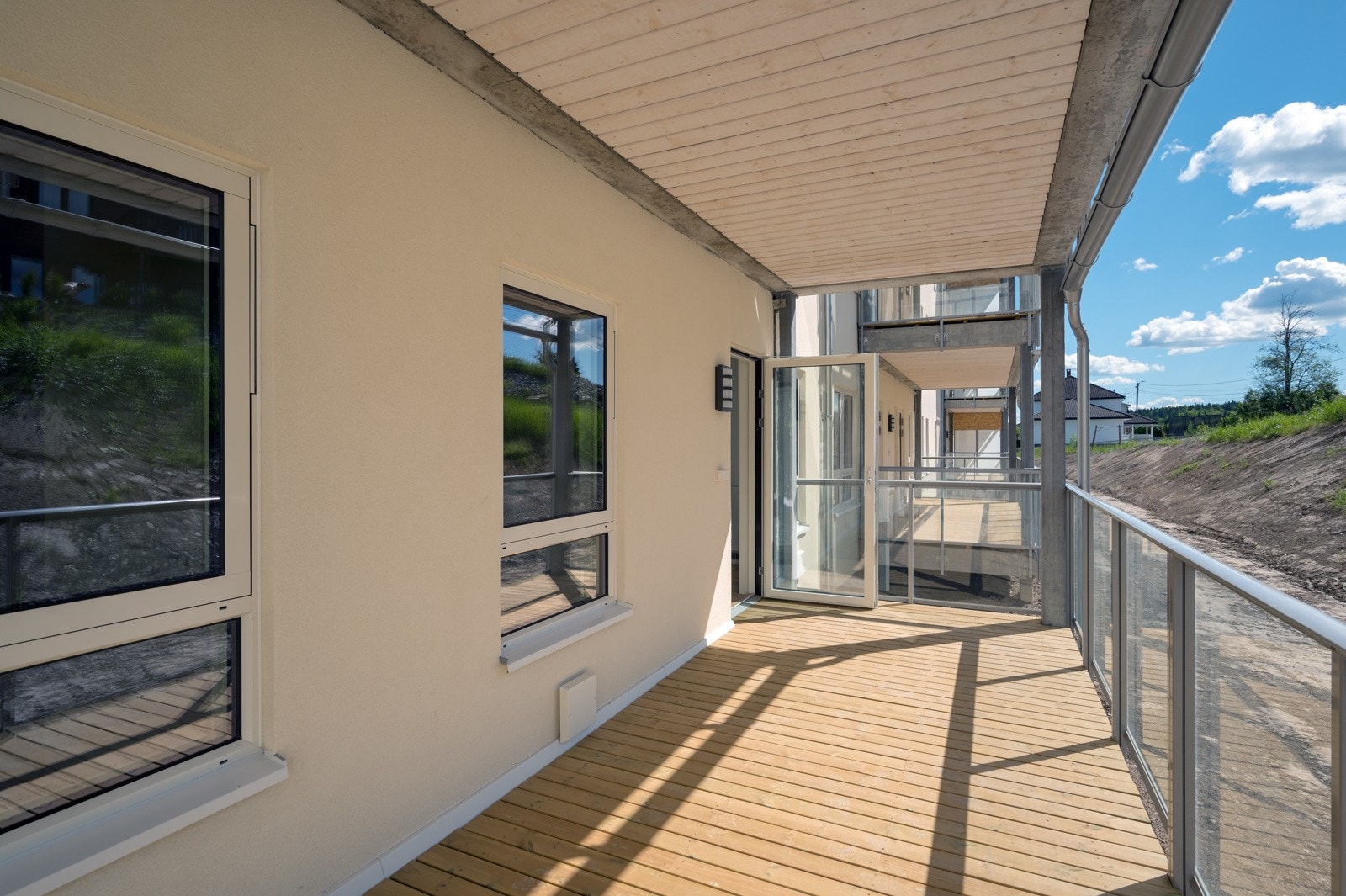 Balkongen med utgang fra kjøkkenet er noe mindre og også her kan både solen og et fint utsyn mot boligområder og friarealer nytes. Galleribilde