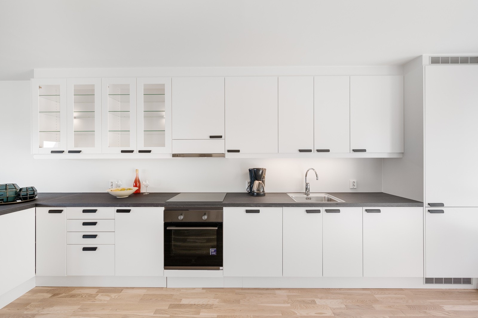 Kjøkkeninnredningen er delikat og har integrerte hvitevarer som platetopp, komfyr, kjøl/frys og oppvaskmaskin. Galleribilde